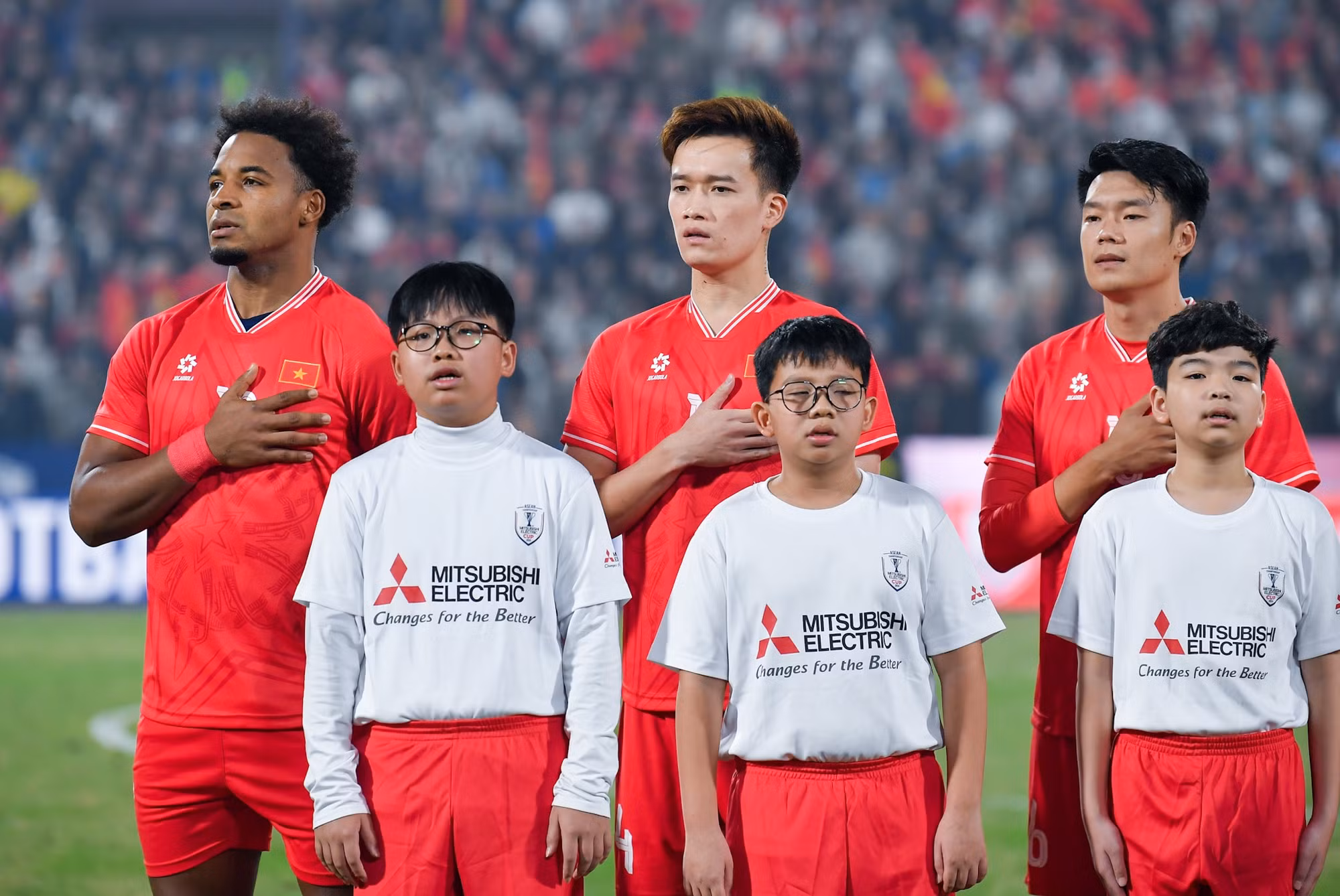 Xuân Son hát quốc ca cùng các thành viên đội tuyển Việt Nam.