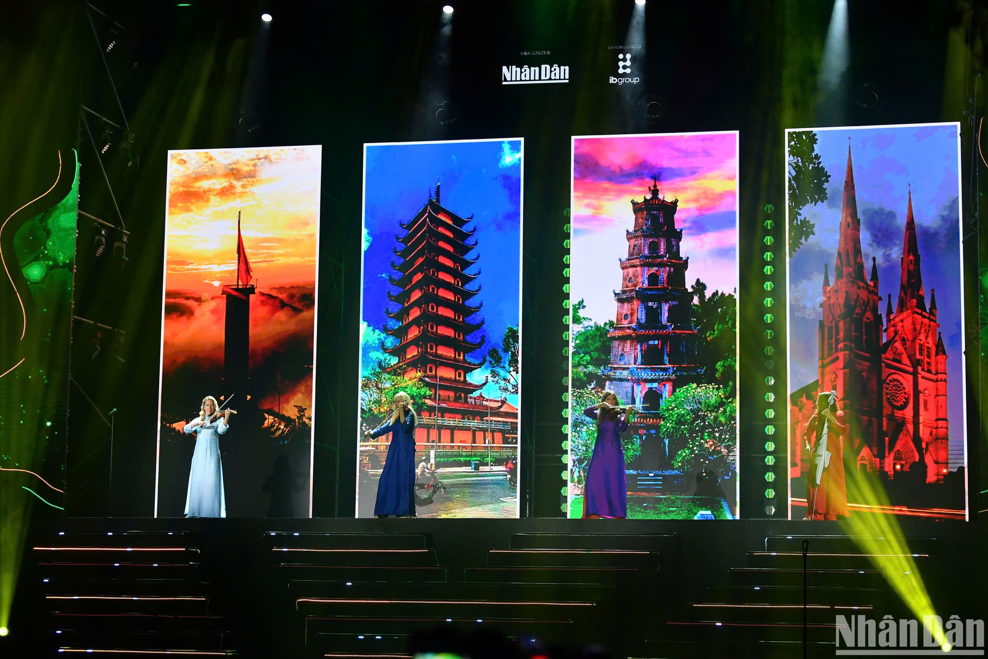 Danh lam thắng cảnh Việt Nam phía sau các cô gái Bond.