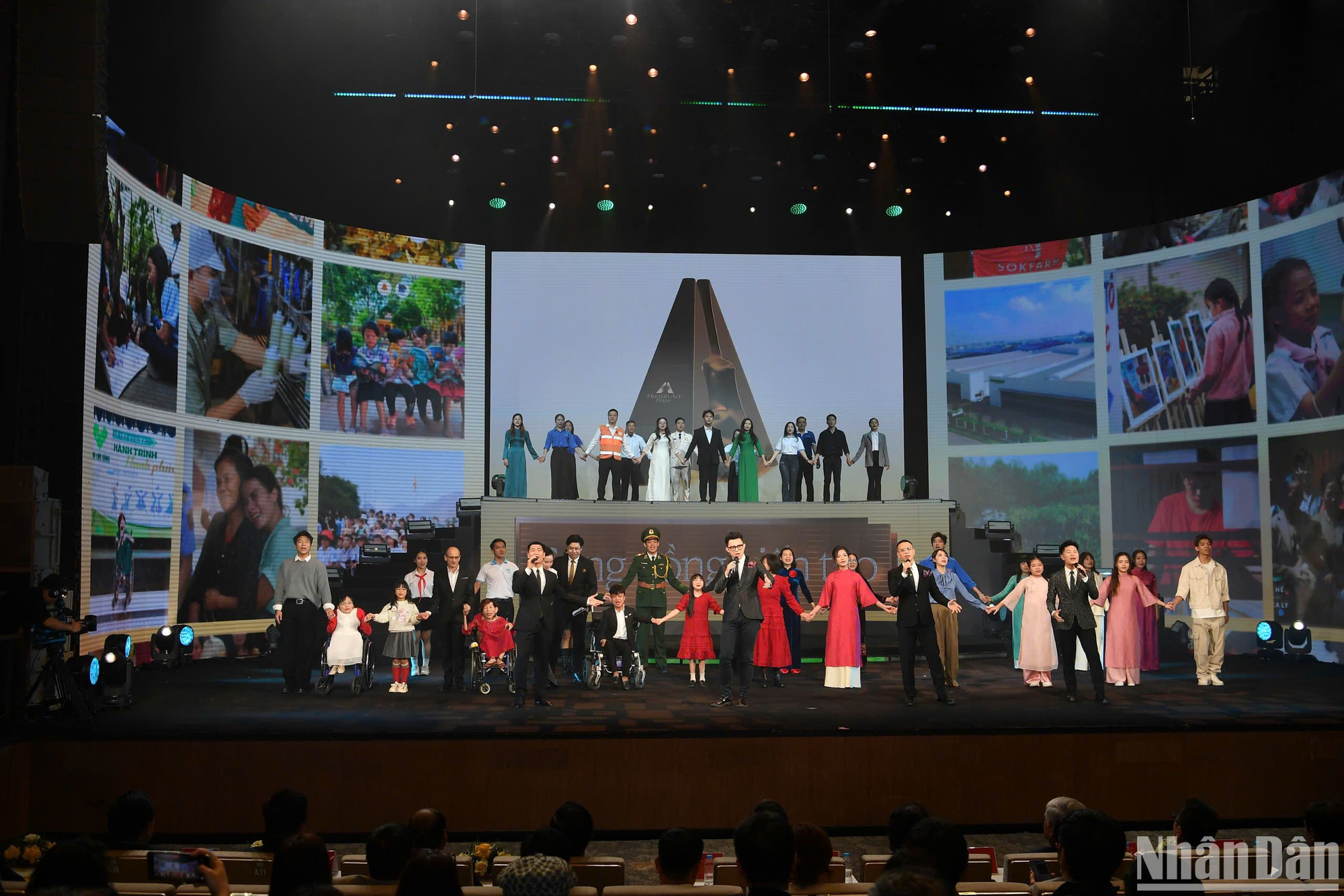 Giải thưởng hành động vì cộng đồng - Human Act Prize 2024 khép lại với màn trình diễn "Một Vòng Việt Nam" vô cùng tự hào và cảm xúc với nhóm nhạc O'Plus và các đại diện dự án tham gia giải thưởng.