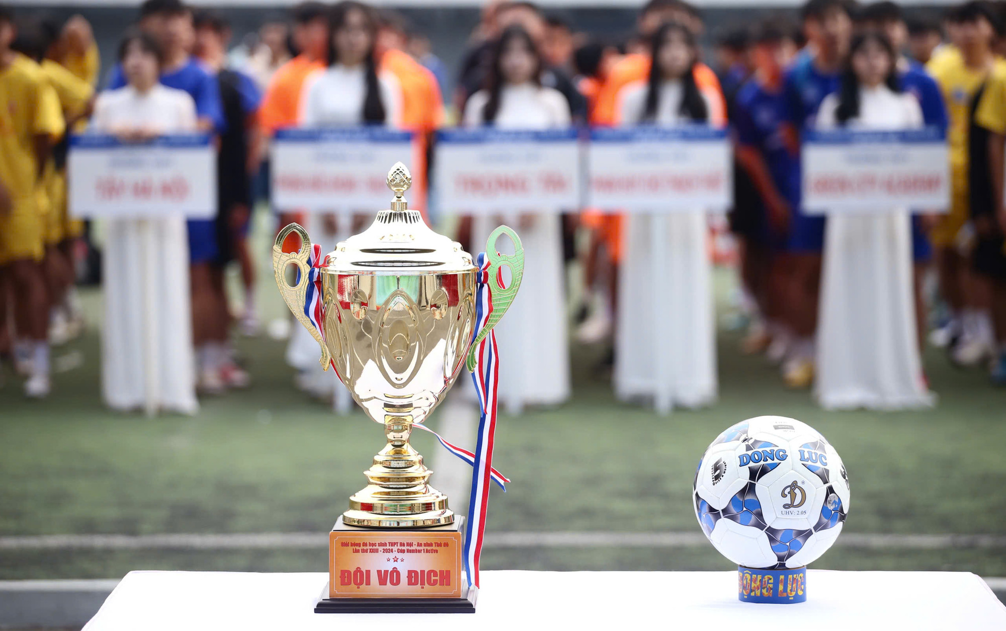 Chiếc cúp dành cho đội vô địch.