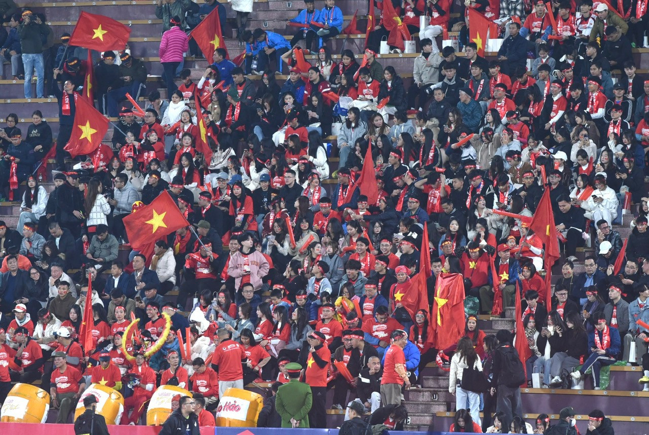 Khán đài sân vận động dần được lấp đầy.