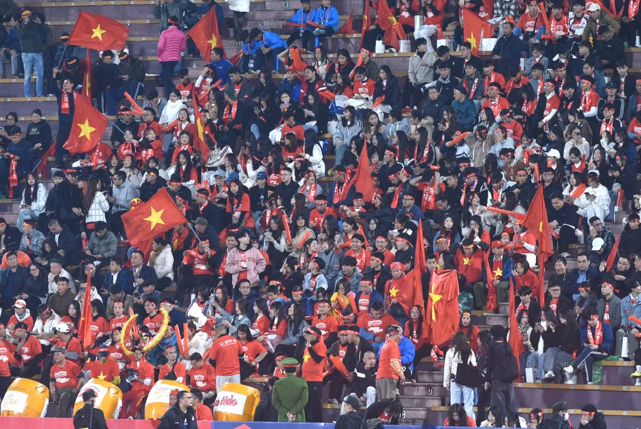 Khán đài sân vận động dần được lấp đầy.