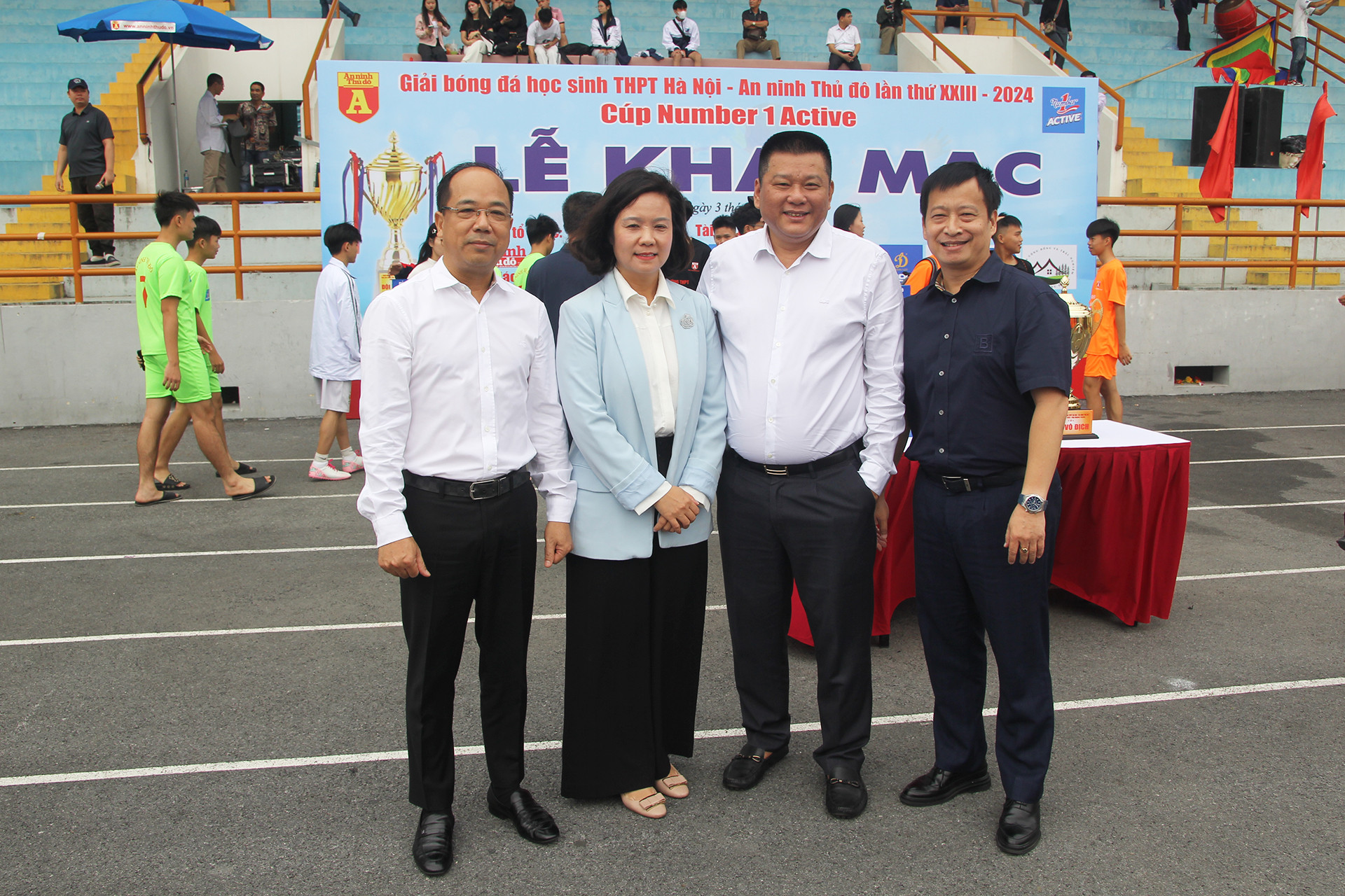 Tất cả tạo nên một bầu không khí lễ hội đặc trưng của những người yêu mến bóng đá tuổi học trò.