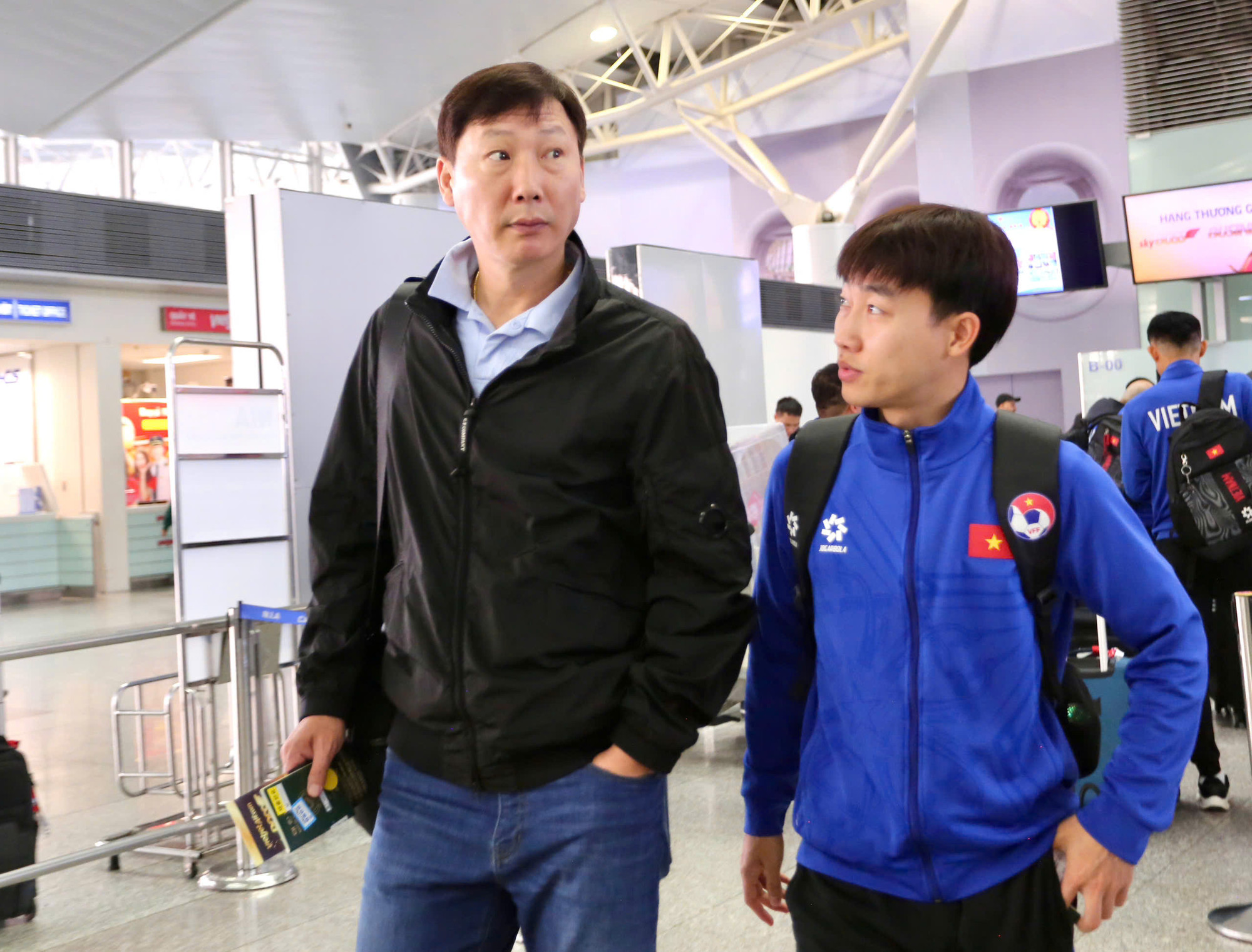 Huấn luyện viên Kim Sang Sik và các cầu thủ háo hức trước giờ lên đường. Huấn luyện viên Kim Sang Sik và các cầu thủ háo hức trước giờ lên đường.