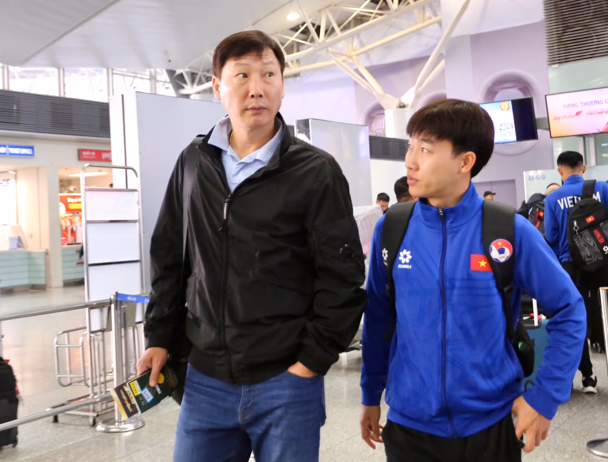 Huấn luyện viên Kim Sang Sik và các cầu thủ háo hức trước giờ lên đường.