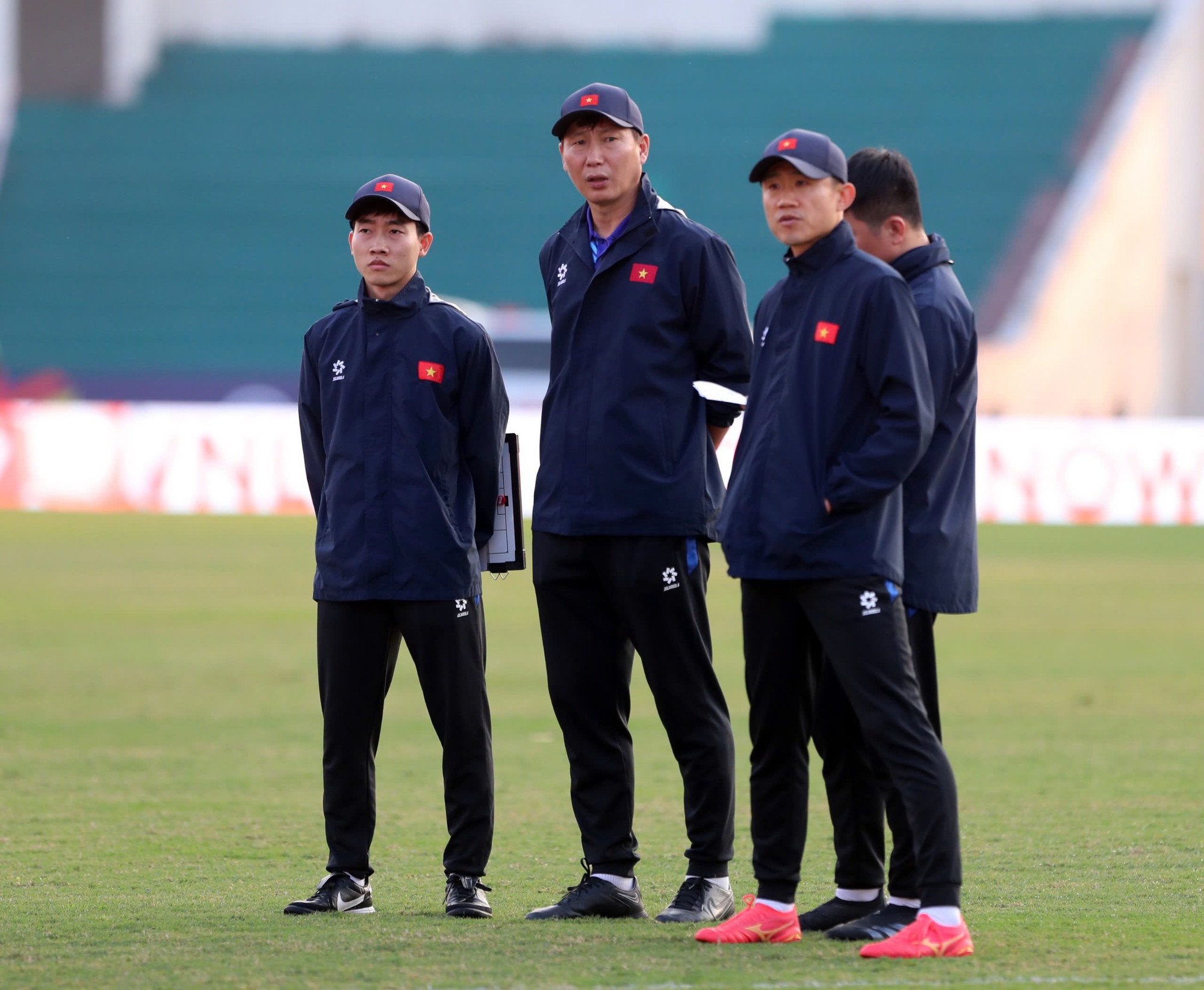 Ban huấn luyện đội tuyển Việt Nam quan sát kỹ các cầu thủ. Ban huấn luyện đội tuyển Việt Nam quan sát kỹ các cầu thủ.