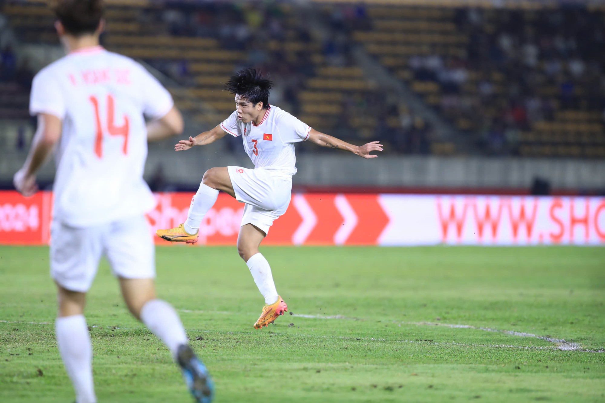 Phút 81, Văn Vĩ đón bóng bật ra từ trong vòng cấm địa sau quả phạt góc, tung chân bắt vô lê khiến thủ thành Xaysavath không thể cản phá.