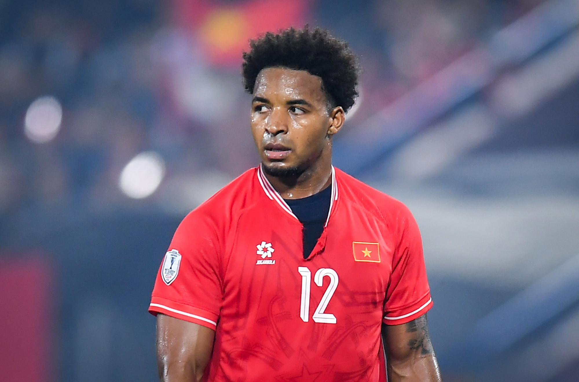 Gần cuối hiệp 1, Xuân Son bị phạm lỗi trong vòng cấm đến rách cả áo.