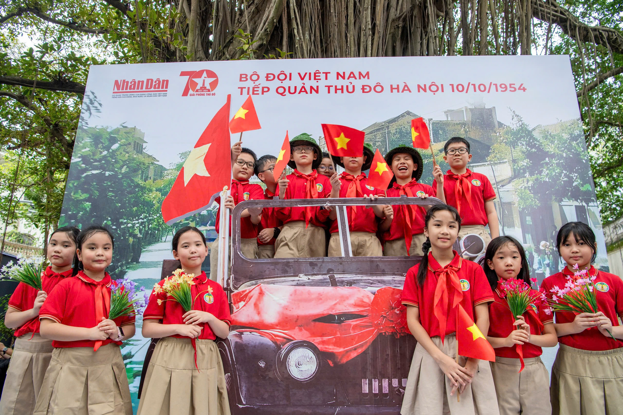 Không khí hào hứng và đầy vui tươi của các em học sinh tiểu học.