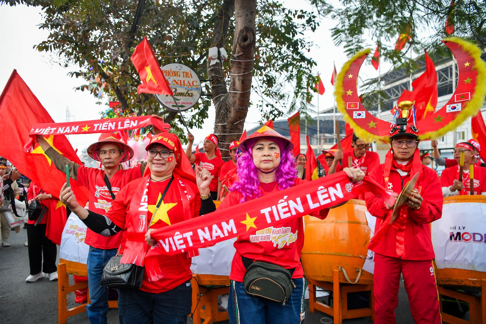 Rất đông người hâm mộ đã đến từ sớm để tạo nên bầu không khí này.