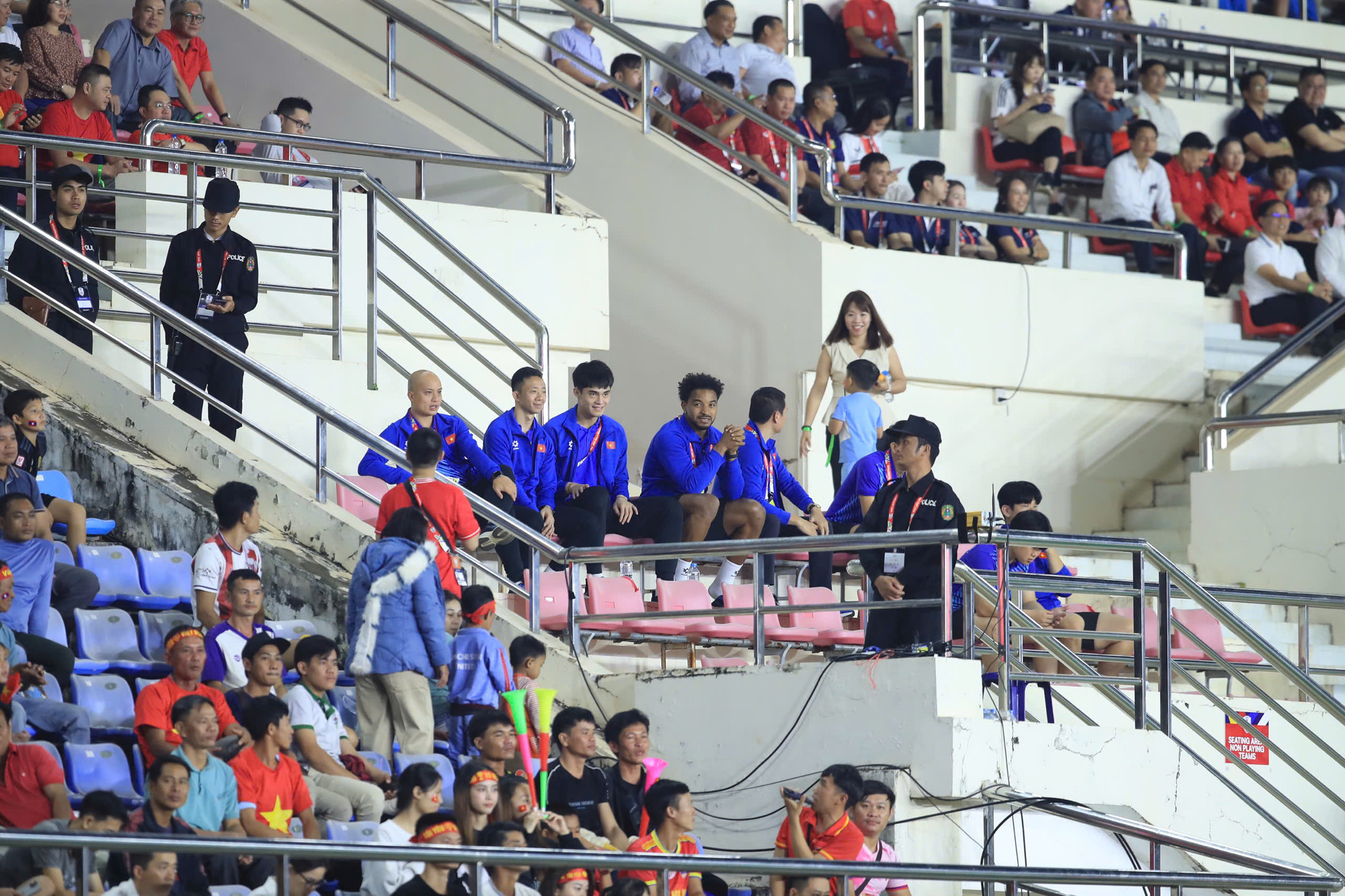 Cầu thủ vừa được triệu tập vào đội tuyển Việt Nam - Nguyễn Xuân Son quan sát các đồng đội trên khán đài.