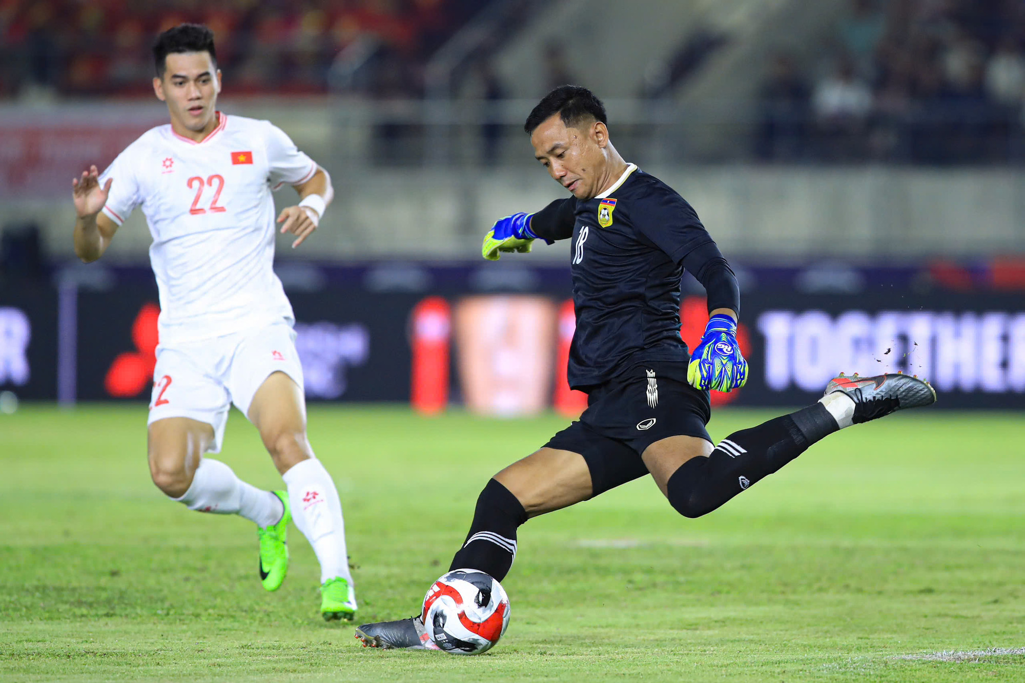 Ngay khi bóng lăn, sức ép được các cầu thủ tấn công Việt Nam tạo ra trước khung thành đội tuyển Lào.