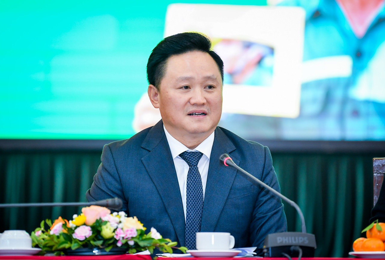 Đồng chí Phan Văn Hùng, Phó Tổng Biên tập Báo Nhân Dân trả lời báo chí. Đồng chí Phan Văn Hùng, Phó Tổng Biên tập Báo Nhân Dân trả lời báo chí.