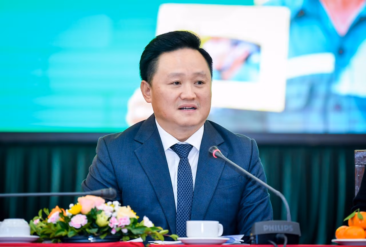 Đồng chí Phan Văn Hùng, Phó Tổng Biên tập Báo Nhân Dân trả lời báo chí.