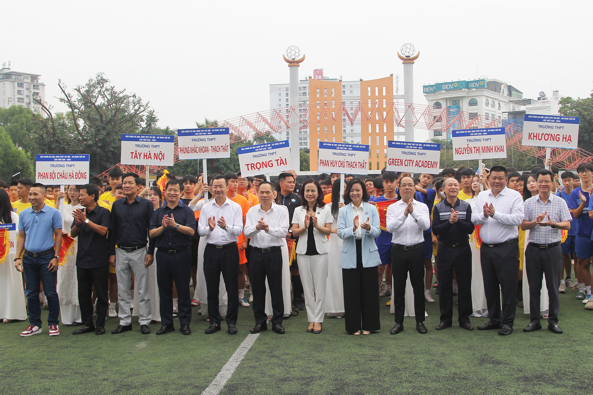 Các đại biểu tham dự Lễ khai mạc chụp hình cùng các cầu thủ.