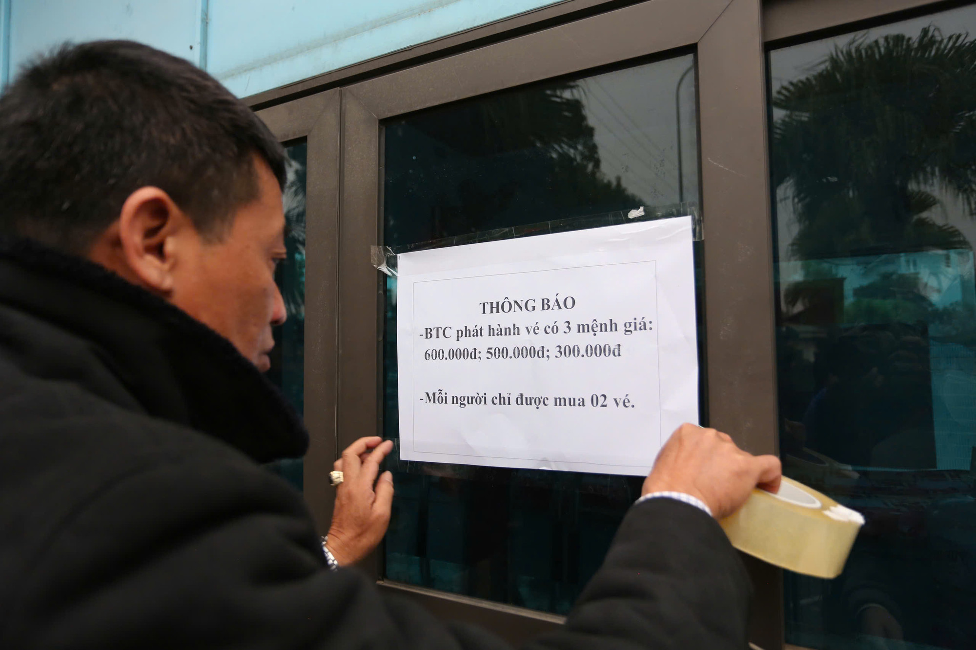 Ban tổ chức phát hành ba mệnh giá vé là 300.000 đồng, 500.000 đồng và 600.000 đồng, mỗi cổ động viên xếp hàng chỉ được mua hai vé.