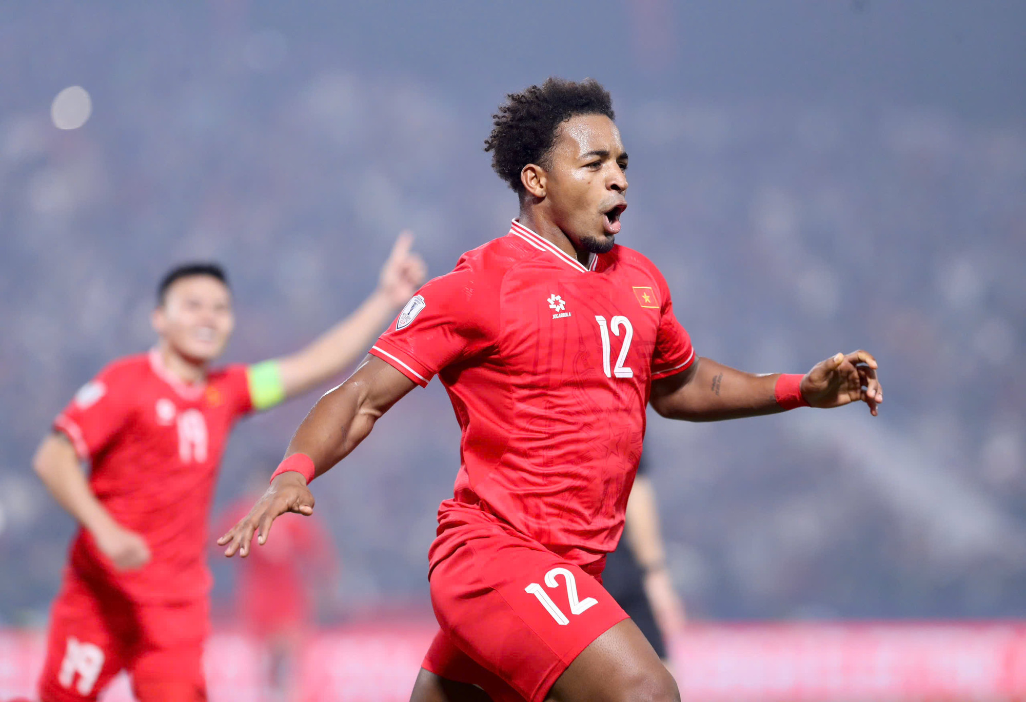 Chỉ 6 phút sau đó, tiền đạo sinh năm 2003 có màn đáp lễ ấn tượng với tình huống chuyền bóng cho Xuân Son dứt điểm nâng tỷ số lên 2-0. Chỉ 6 phút sau đó, tiền đạo sinh năm 2003 có màn đáp lễ ấn tượng với tình huống chuyền bóng cho Xuân Son dứt điểm nâng tỷ số lên 2-0.