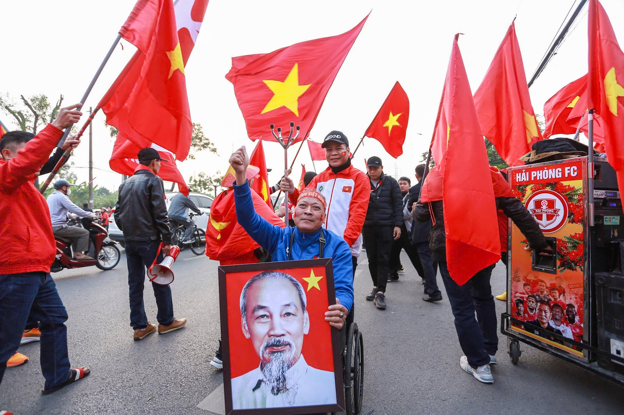 Người hâm mộ mong chờ màn trình diễn của Nguyễn Xuân Son, Tiến Linh và các đồng đội.
