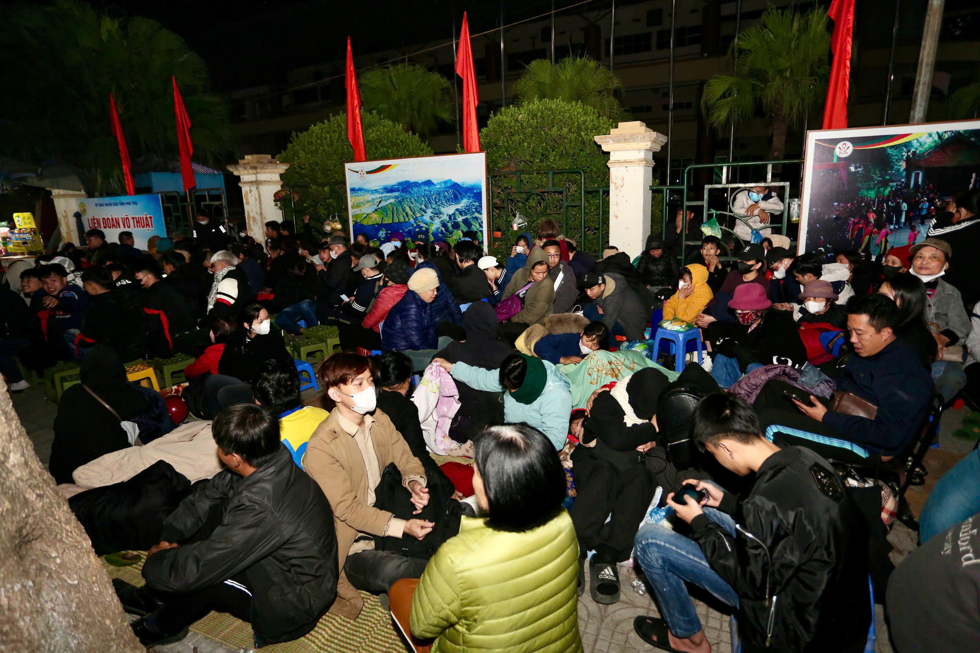 Mặc dù phải 8 giờ sáng 27/12, Liên đoàn Bóng đá Việt Nam (VFF) mới mở bán vé trực tiếp, nhưng rất đông cổ động viên đã có mặt từ tối 26/12 để xếp hàng chờ mua vé.