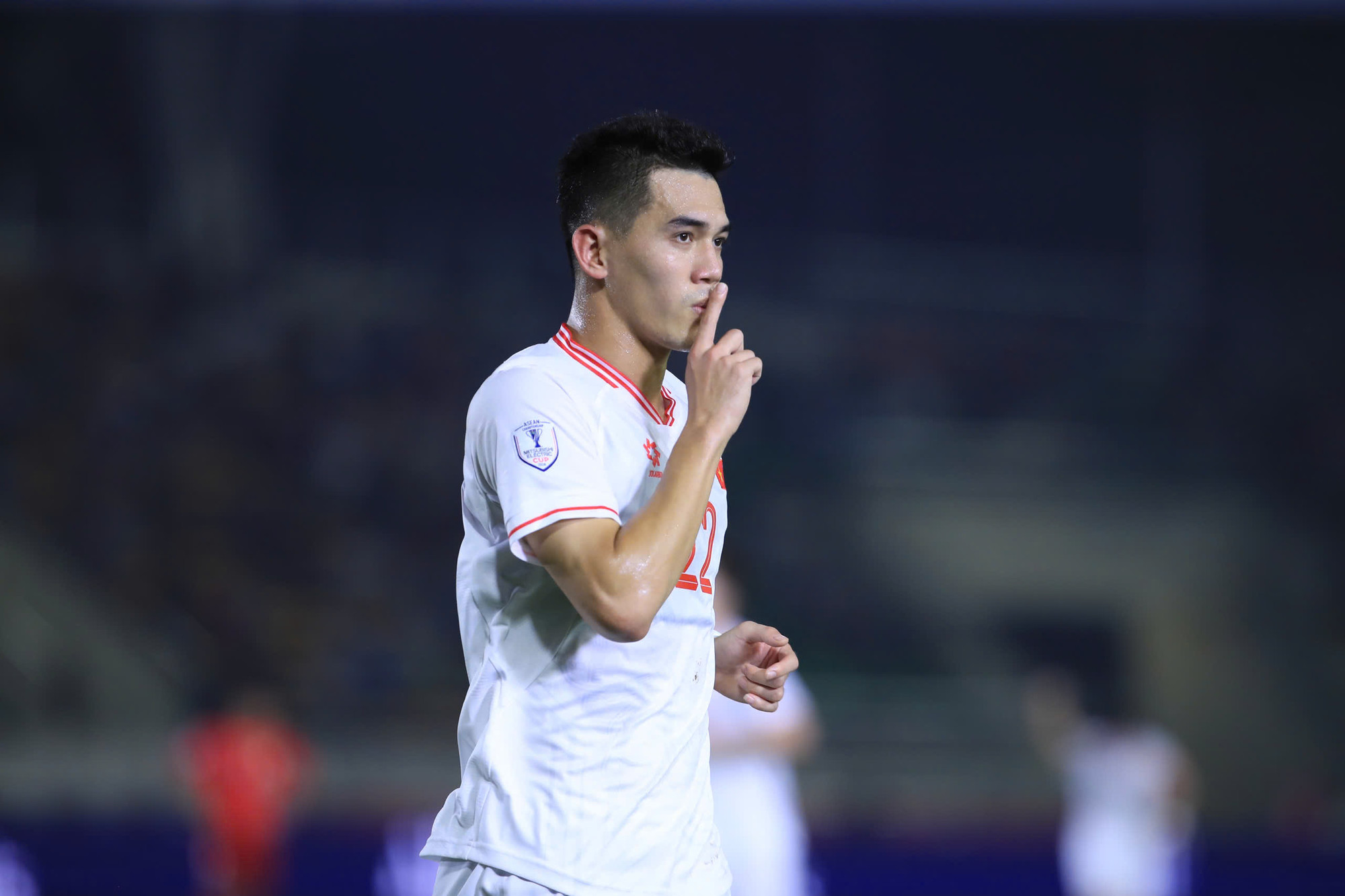 Chỉ sau đó 4 phút, Quang Hải kiến tạo để Tiến Linh nâng tỷ số lên 2-0.