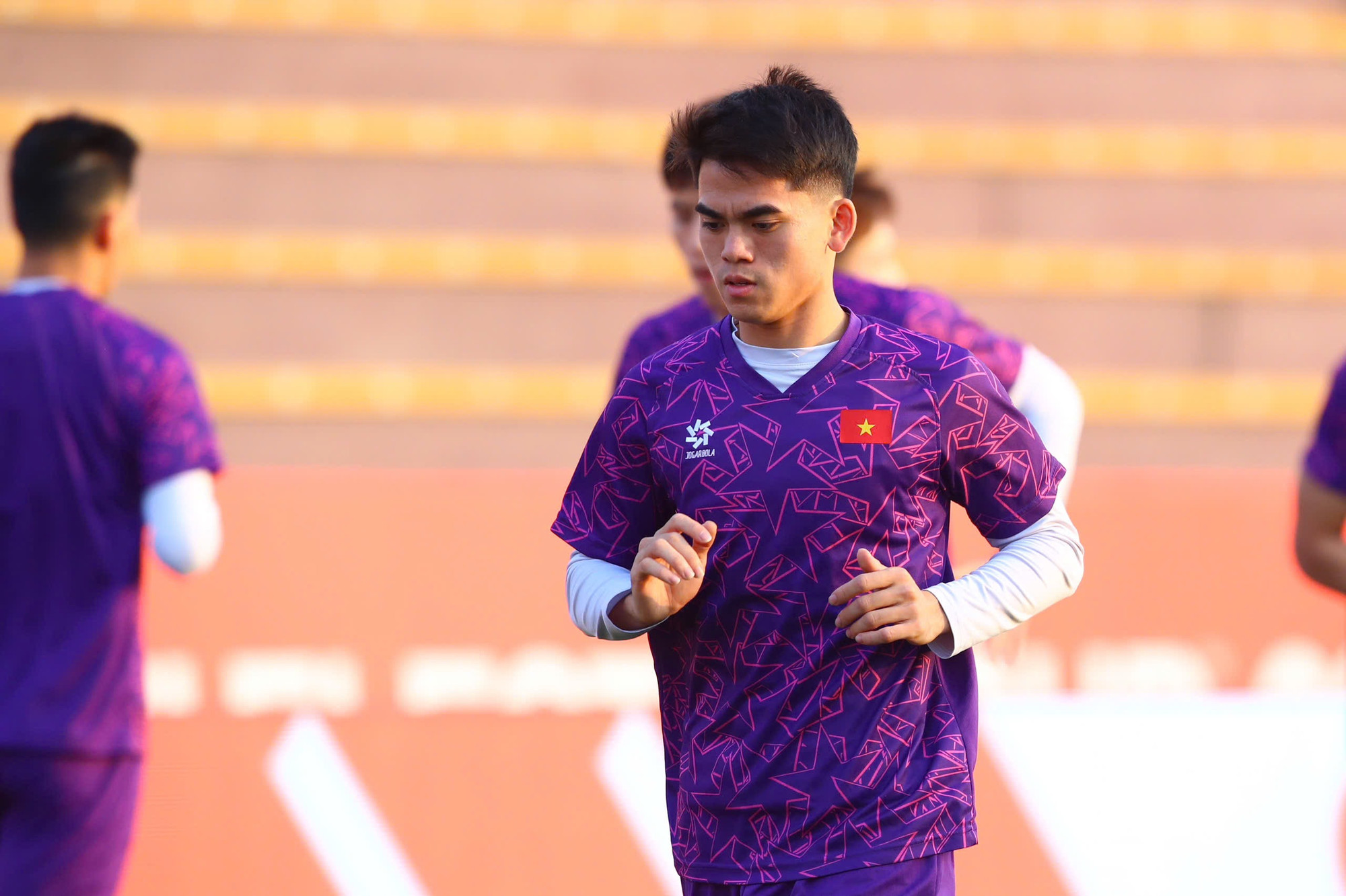 Các cầu thủ khởi động trước khi bước vào các bài tập. Các cầu thủ khởi động trước khi bước vào các bài tập.