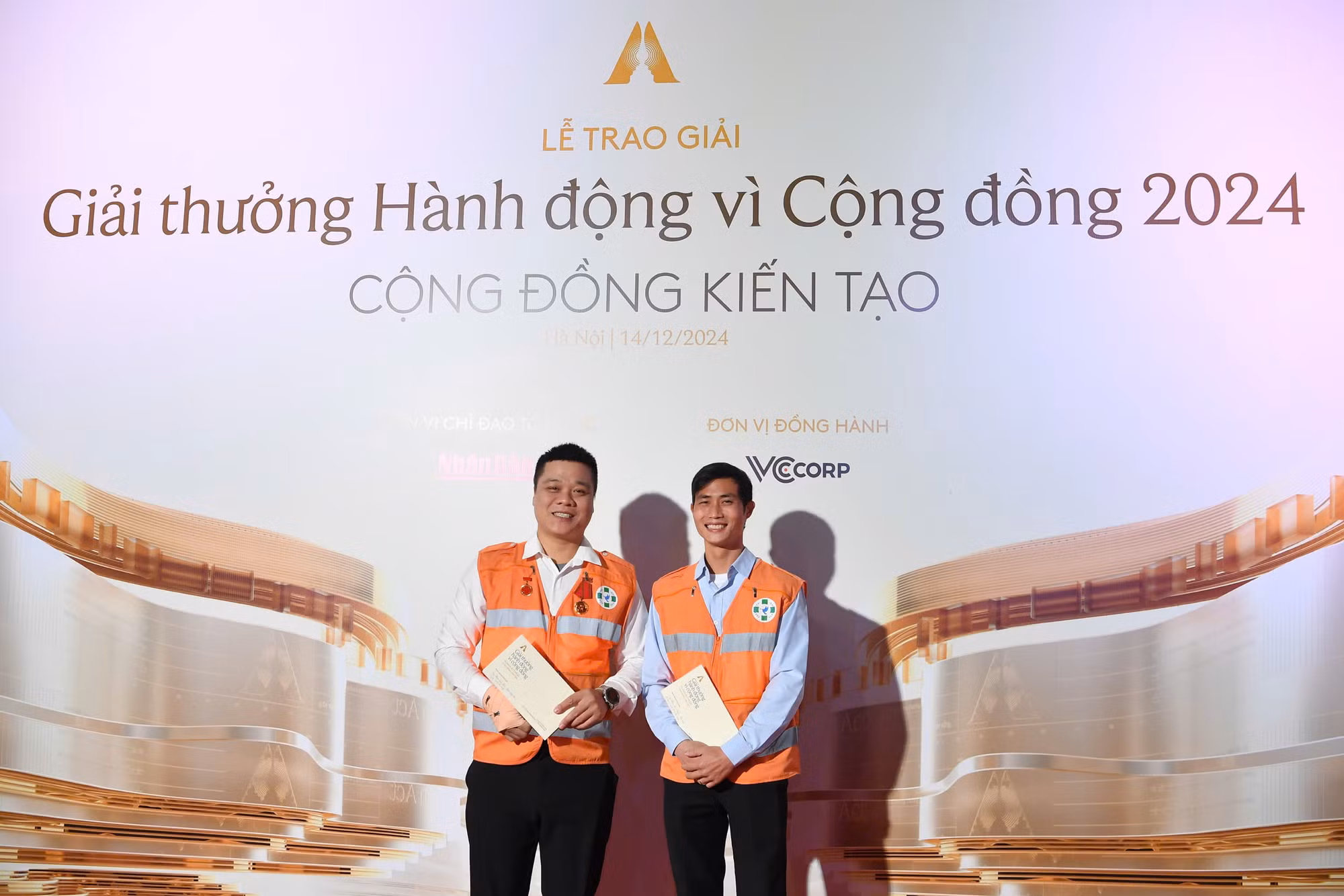 Đại diện dự án FAS Angel chụp ảnh kỷ niệm. Đại diện dự án FAS Angel chụp ảnh kỷ niệm.