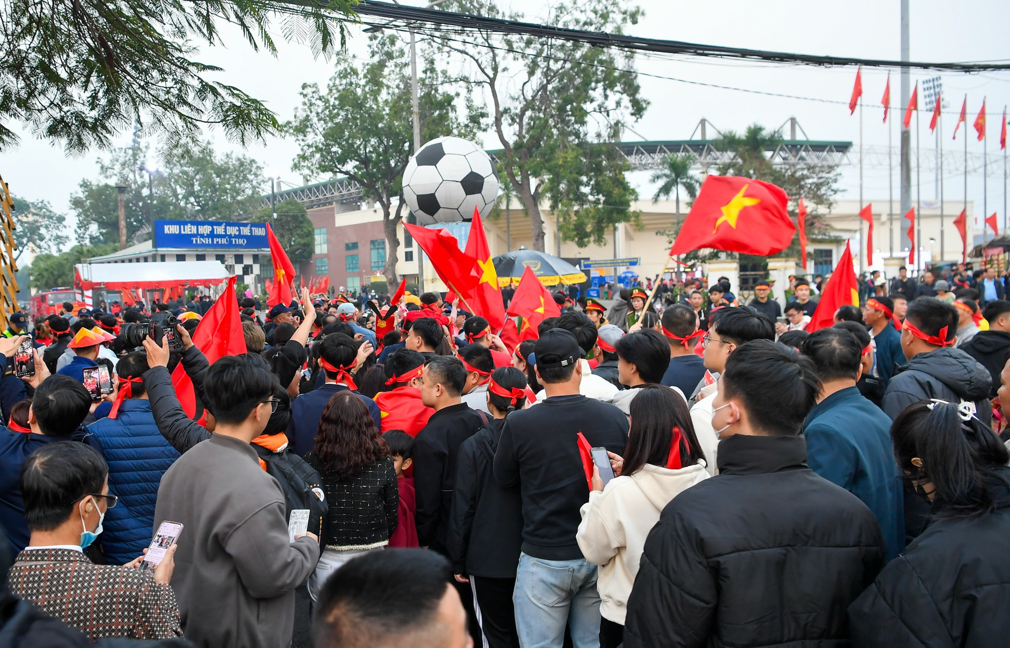 Dòng người đổ về sân vận động Việt Trì.