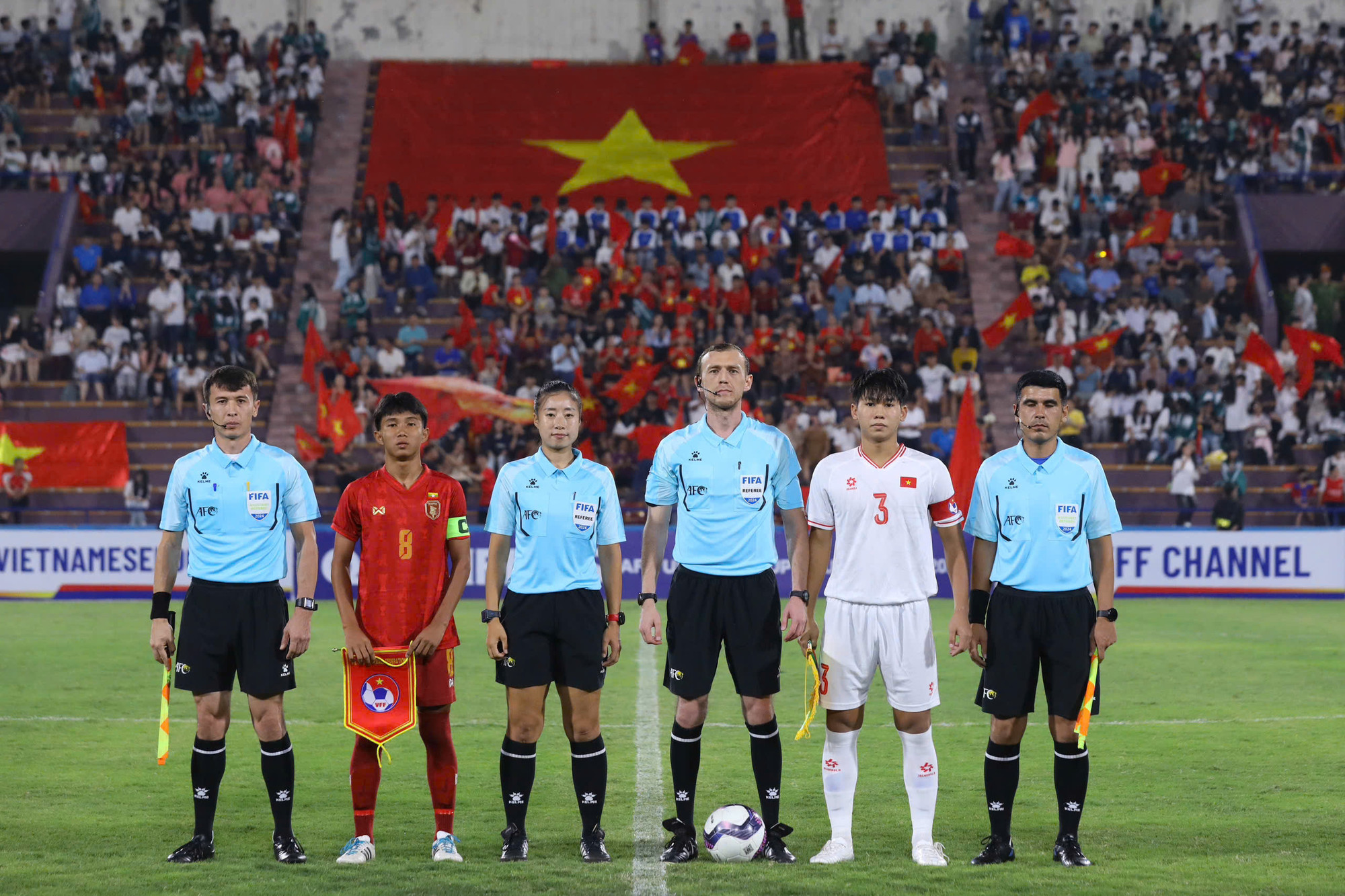 Đội trưởng hai đội cùng ban trọng tài của trận đấu.