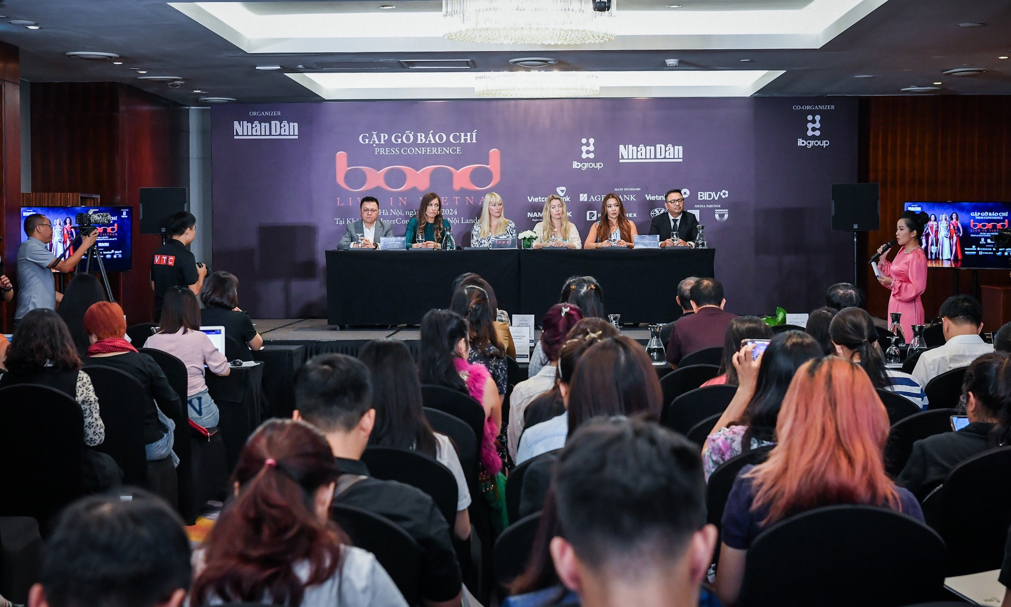 “Bond Live in Vietnam” không chỉ mang tứ tấu dây lừng danh cùng âm nhạc của họ tới với khán giả Việt Nam mà còn dùng toàn bộ doanh thu bán vé để hỗ trợ cho các nạn nhân bị ảnh hưởng bởi cơn bão số 3 (Yagi). “Bond Live in Vietnam” không chỉ mang tứ tấu dây lừng danh cùng âm nhạc của họ tới với khán giả Việt Nam mà còn dùng toàn bộ doanh thu bán vé để hỗ trợ cho các nạn nhân bị ảnh hưởng bởi cơn bão số 3 (Yagi).