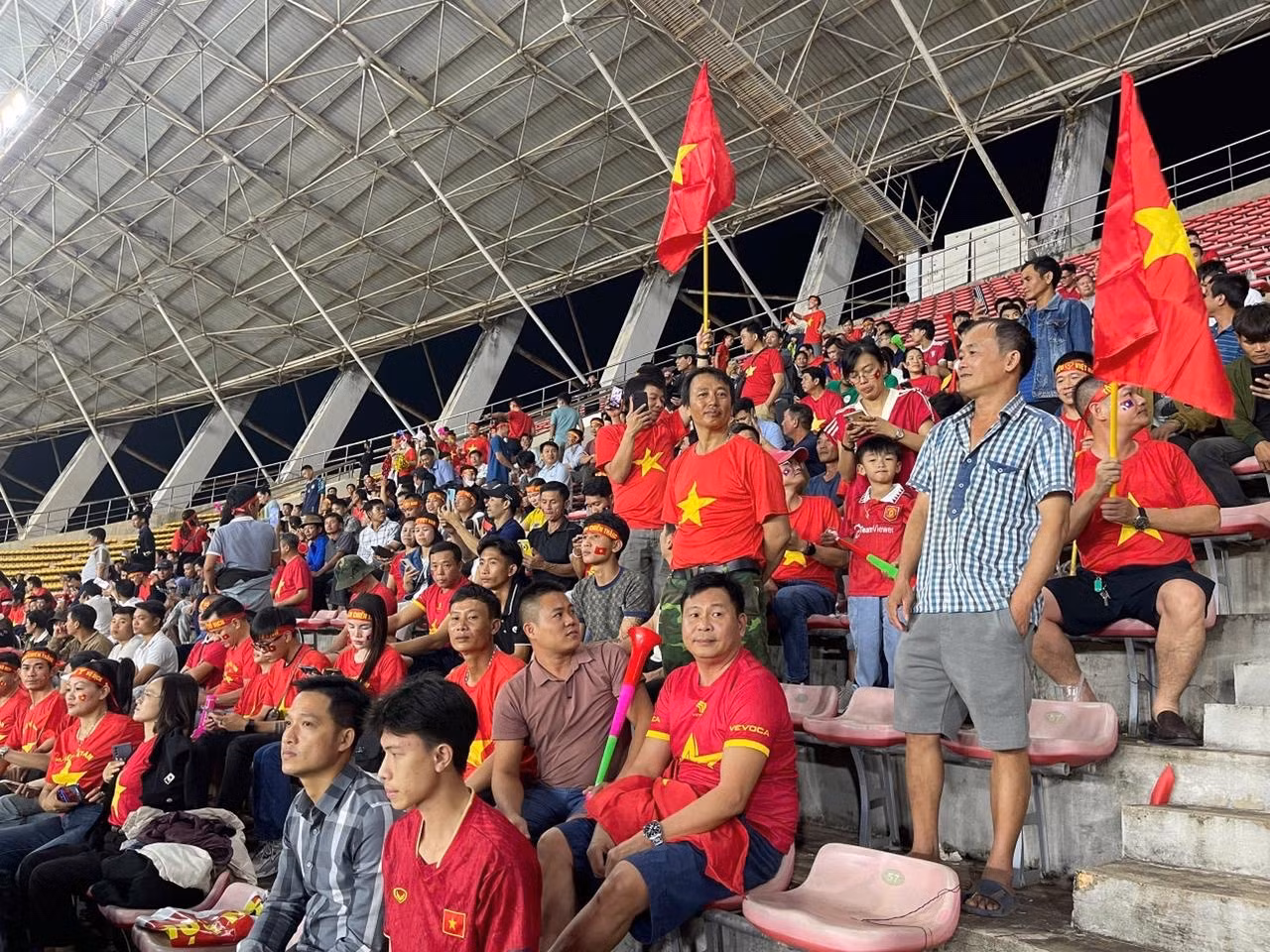 Những người xa xứ, bà con Việt kiều cùng đông đảo học sinh, sinh viên đang học tập tại Lào đến sân để cổ vũ đội tuyển Việt Nam.