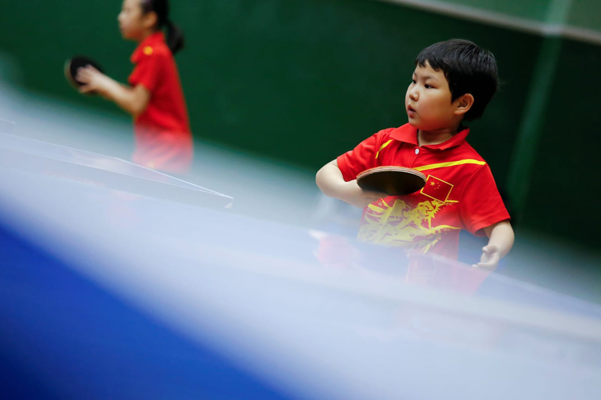 Một học viên nhí đang tập luyện bóng bàn tại Trường thể thao Shichahai ở Bắc Kinh. Theo thống kê của South China Morning Post, có khoảng 10 triệu người chơi bóng bàn chuyên nghiệp ở Trung Quốc. (Ảnh: NBC News)