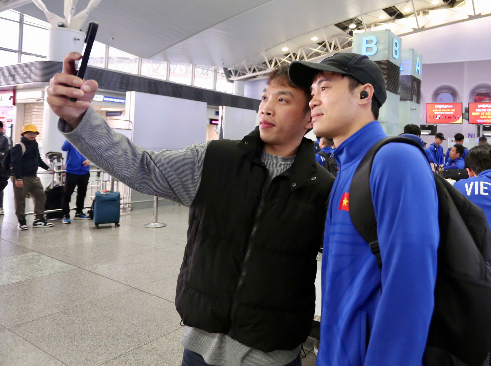 Các thành viên khác của đội tuyển Việt Nam cũng nhận được sự chú ý không kém. Các thành viên khác của đội tuyển Việt Nam cũng nhận được sự chú ý không kém.