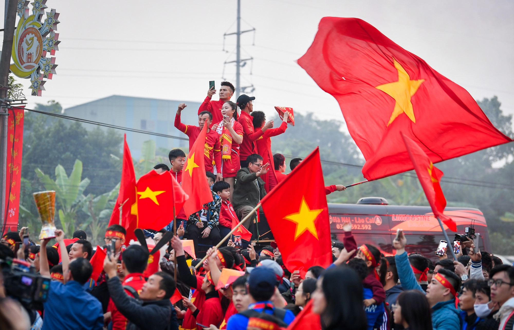 Không khí sôi động bên ngoài sân vận động Việt Trì.