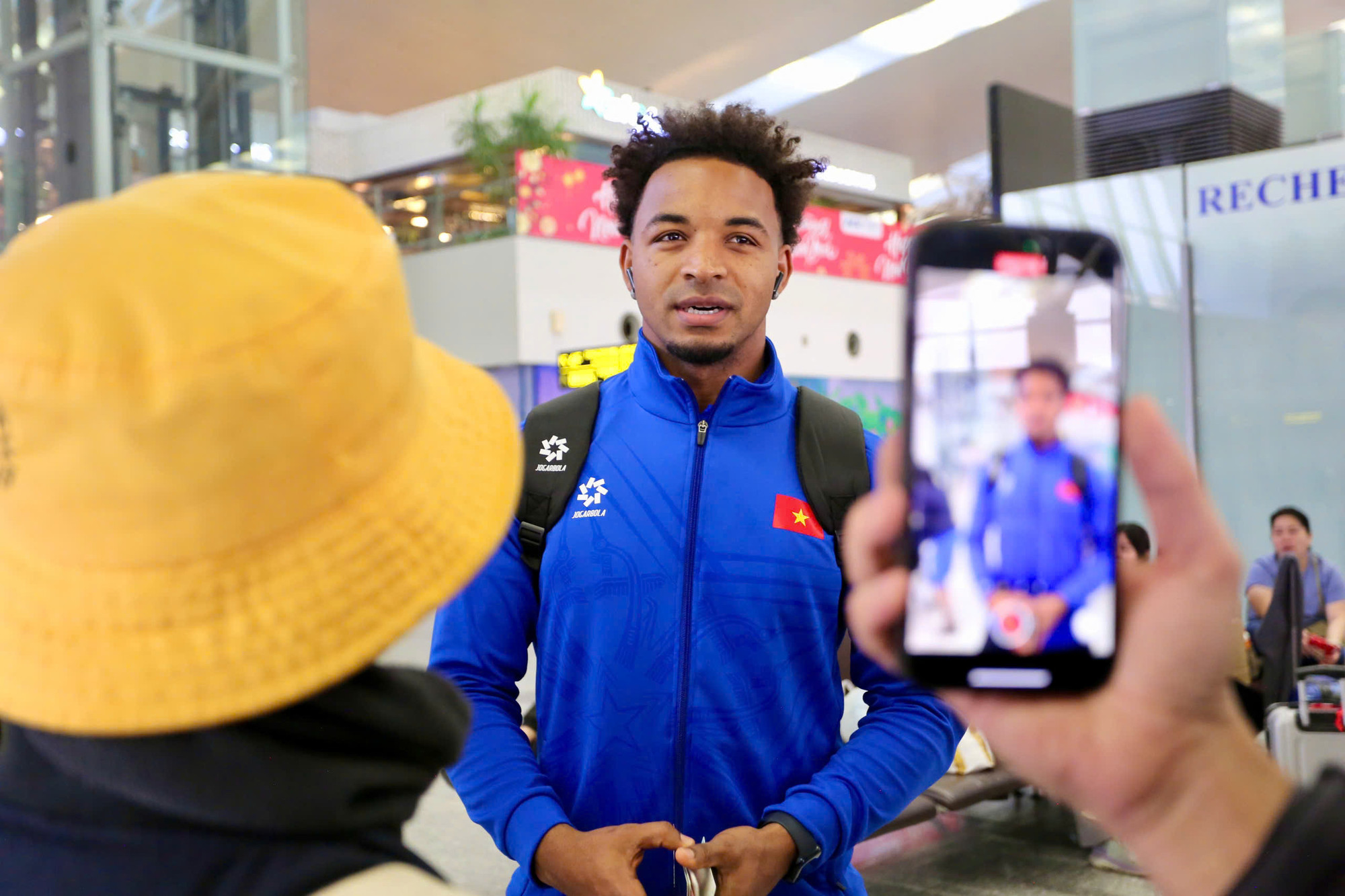 Giới truyền thông đặt câu hỏi phỏng vấn tiền đạo Nguyễn Xuân Son. Giới truyền thông đặt câu hỏi phỏng vấn tiền đạo Nguyễn Xuân Son.