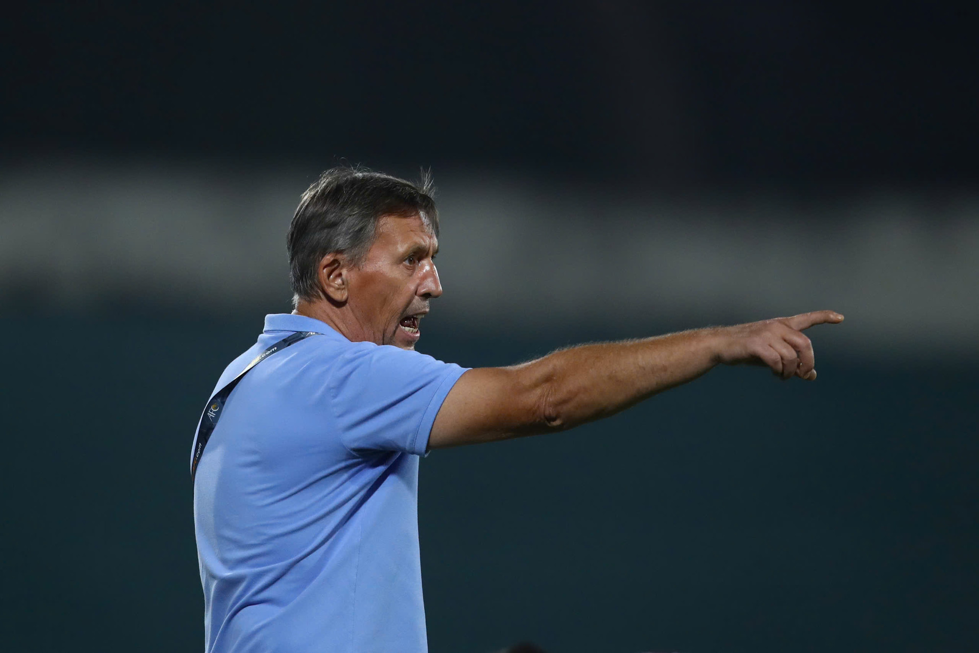 Về những phút cuối, các học trò của ông Igor Nikitin gây bất ngờ với một vài pha bóng phản công đáng chú ý, nhưng hàng thủ U17 Việt Nam bình tĩnh hóa giải.