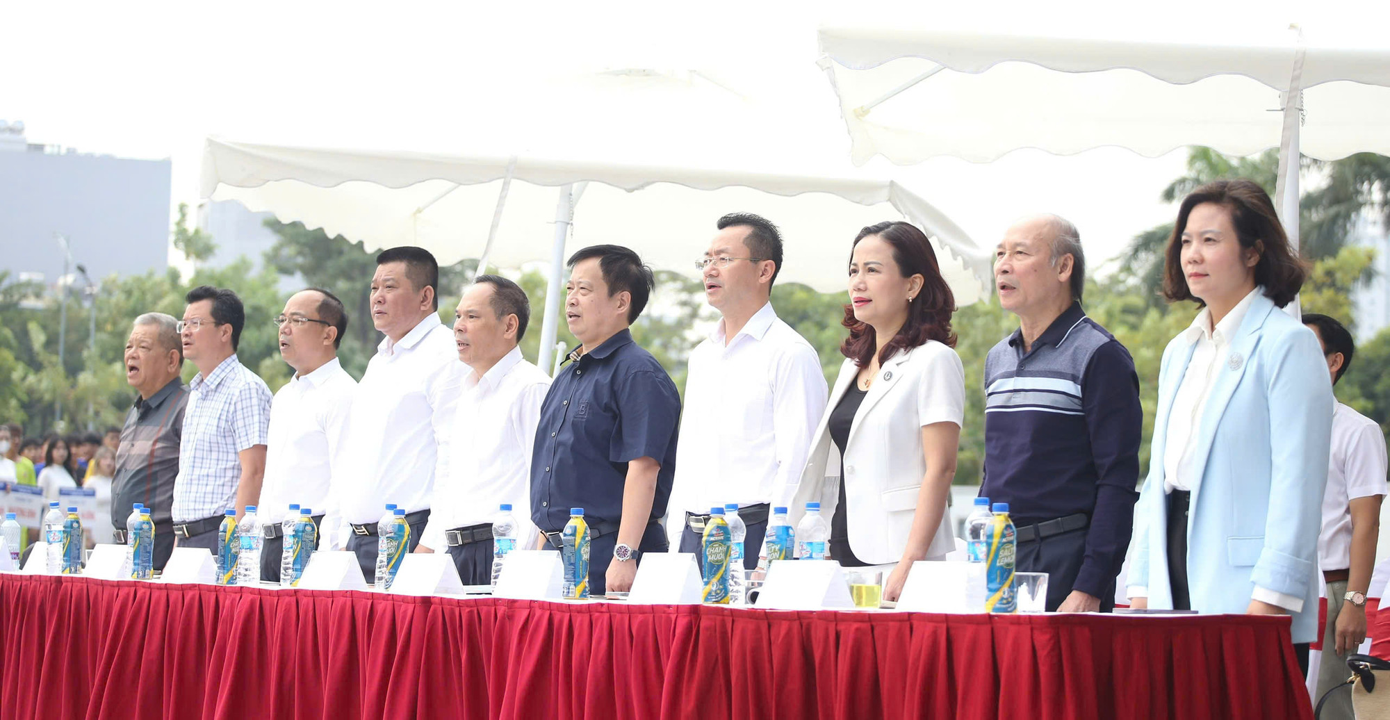 Các đại biểu thực hiện nghi thức chào cờ.