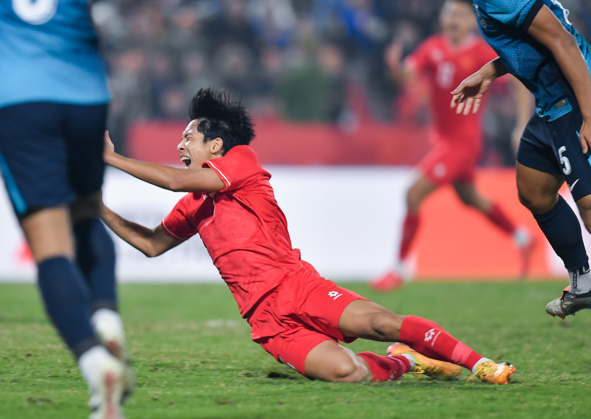 Văn Vĩ bị phạm lỗi mang về quả phạt penalty cho đội tuyển Việt Nam.