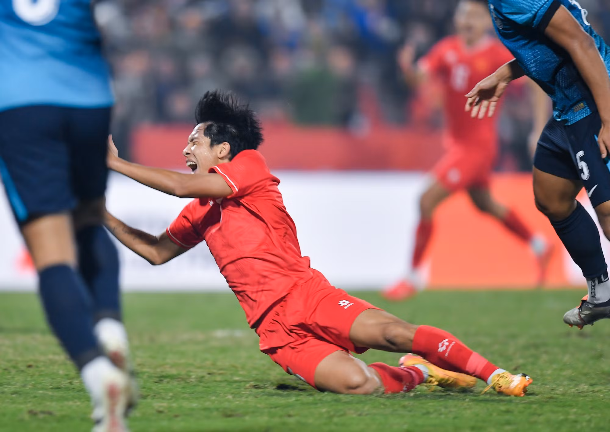 Văn Vĩ bị phạm lỗi mang về quả phạt penalty cho đội tuyển Việt Nam.