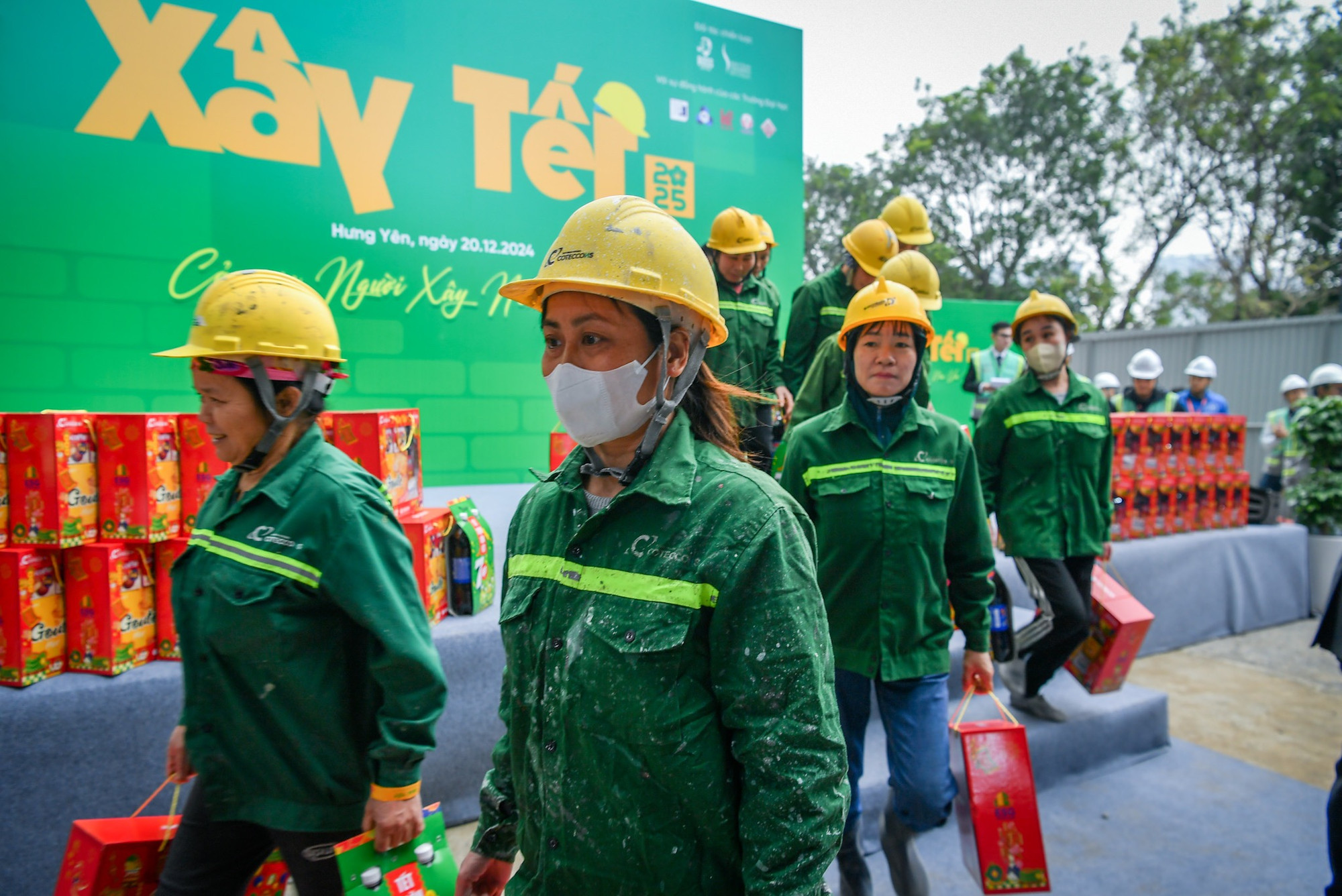 Cùng thời điểm này, hàng ngàn phần quà trong tổng số 18.500 phần đang được trao tận tay nghìn công nhân trên công trường Coteccons toàn quốc. Cùng thời điểm này, hàng ngàn phần quà trong tổng số 18.500 phần đang được trao tận tay nghìn công nhân trên công trường Coteccons toàn quốc.