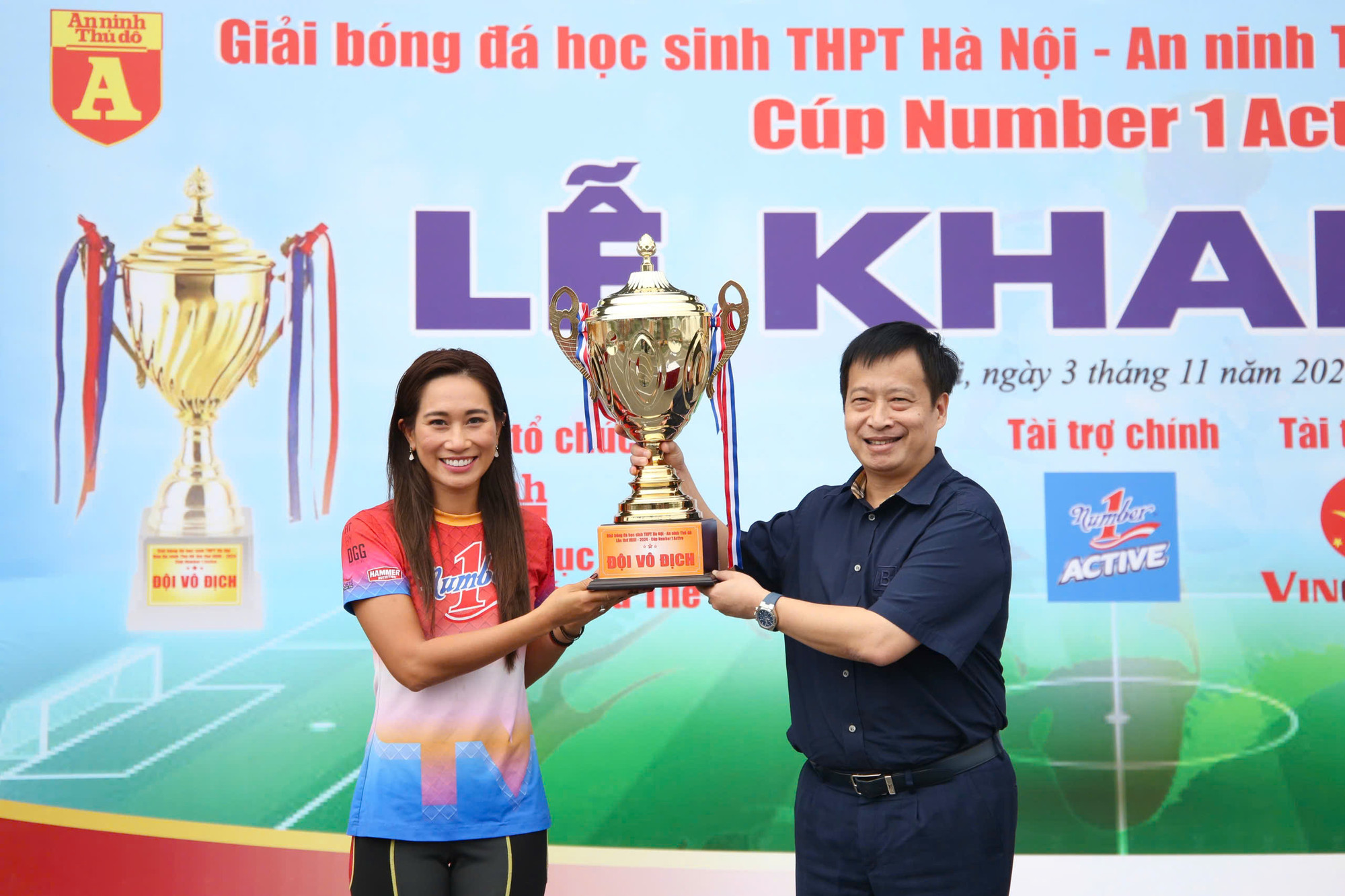 Ông Nguyễn Thanh Bình - Trưởng Ban Biên tập An ninh Thủ đô - Trưởng Ban tổ chức giải nâng cúp vô địch cùng bà Vũ Phương Thanh - Đại sứ thương hiệu Tập đoàn Tân Hiệp Phát.
