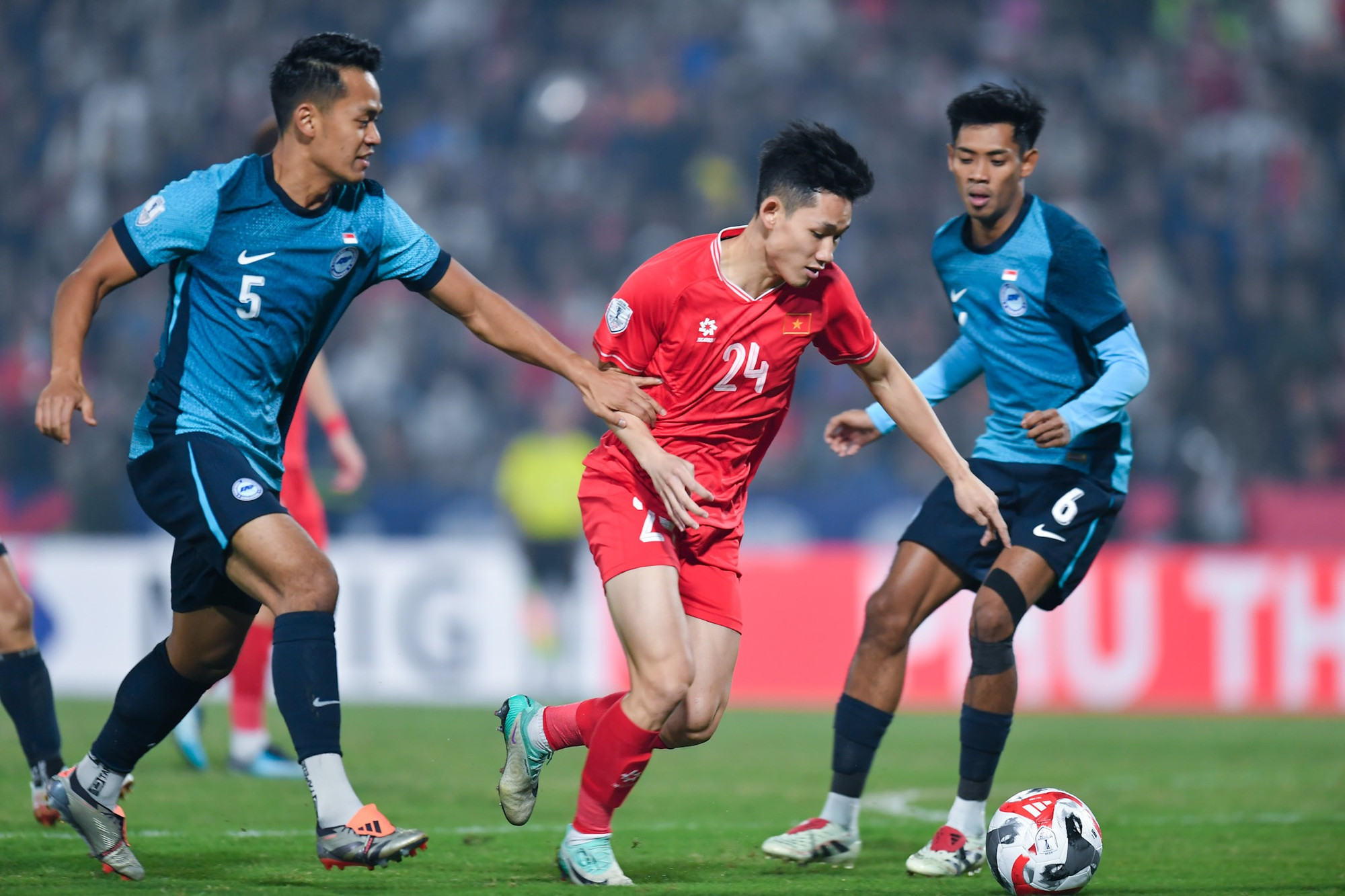 Trong những phút đầu trận, lưới hai đội tuyển đã rung nhưng không có bàn thắng vì các lỗi việt vị.