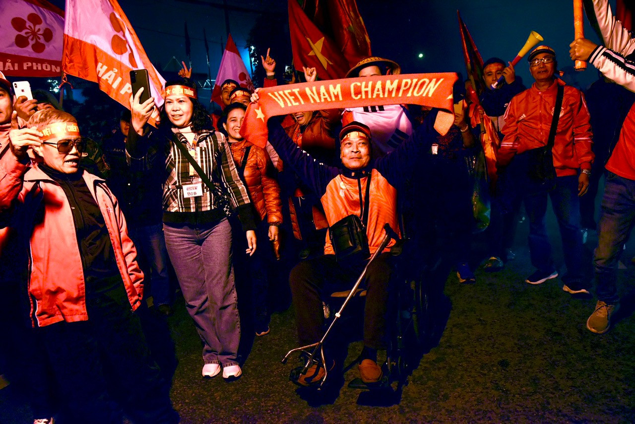 Những người hâm mộ đặc biệt đến với sân vận động Việt Trì.