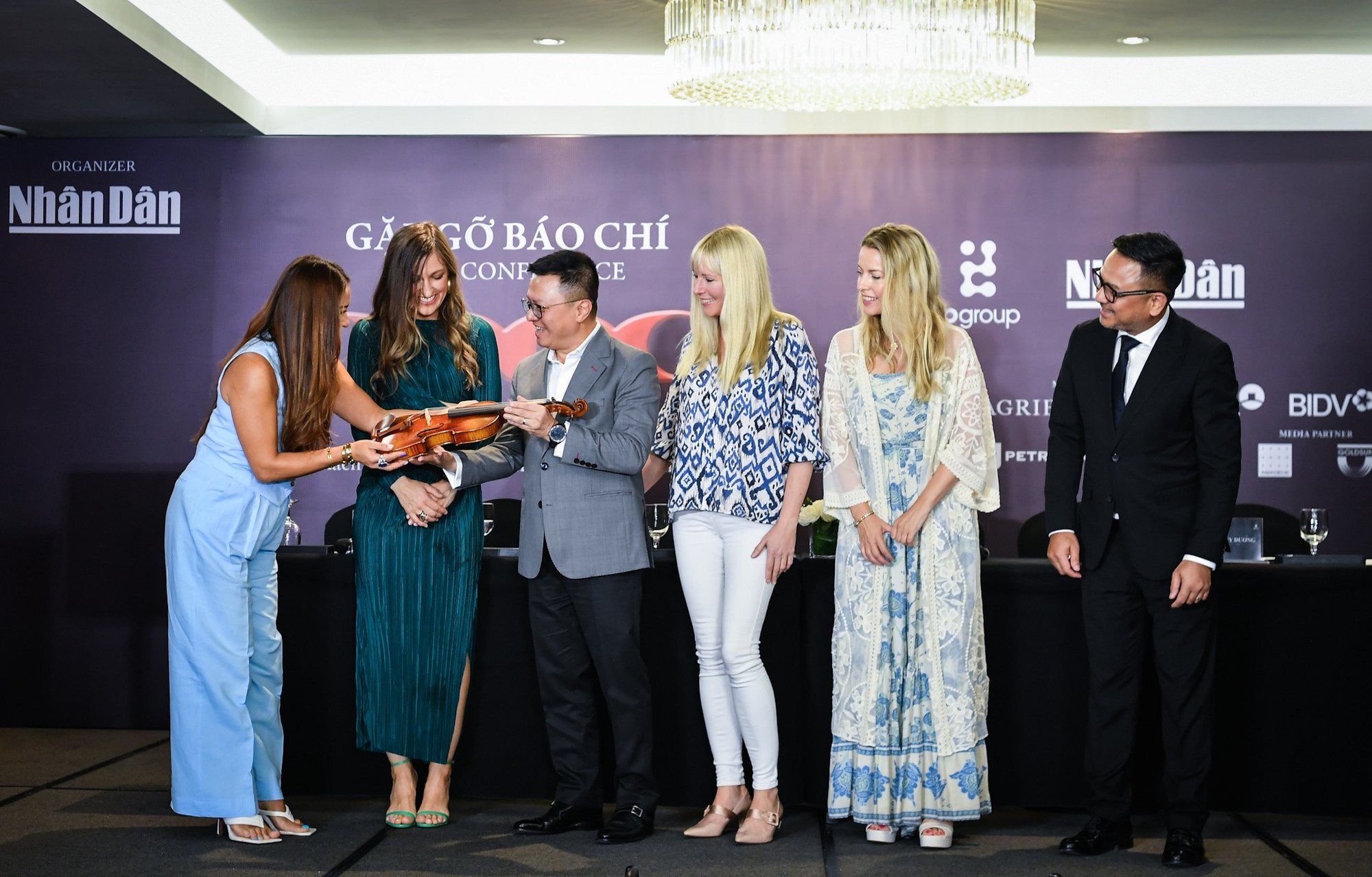 Ông Lê Quốc Minh nhận món quà từ nhóm nhạc Bond. Ông Lê Quốc Minh nhận món quà từ nhóm nhạc Bond.