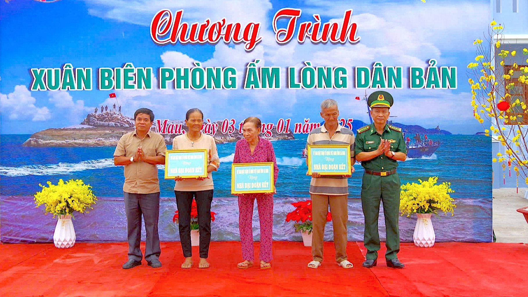 Đại tá Nguyễn Quang Hà, Phó Chính ủy Bộ đội Biên phòng Cà Mau (bìa phải) trao tặng Nhà Đại đoàn kết cho người dân xã Tân Tiến. Đại tá Nguyễn Quang Hà, Phó Chính ủy Bộ đội Biên phòng Cà Mau (bìa phải) trao tặng Nhà Đại đoàn kết cho người dân xã Tân Tiến.