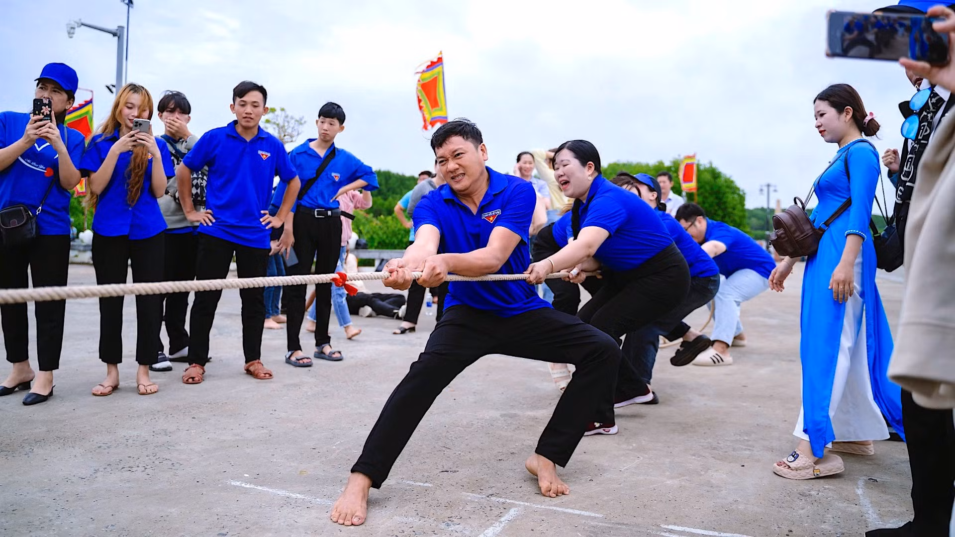 Nhiều trò chơi thể thao dân gian diễn ra sau lễ viếng.