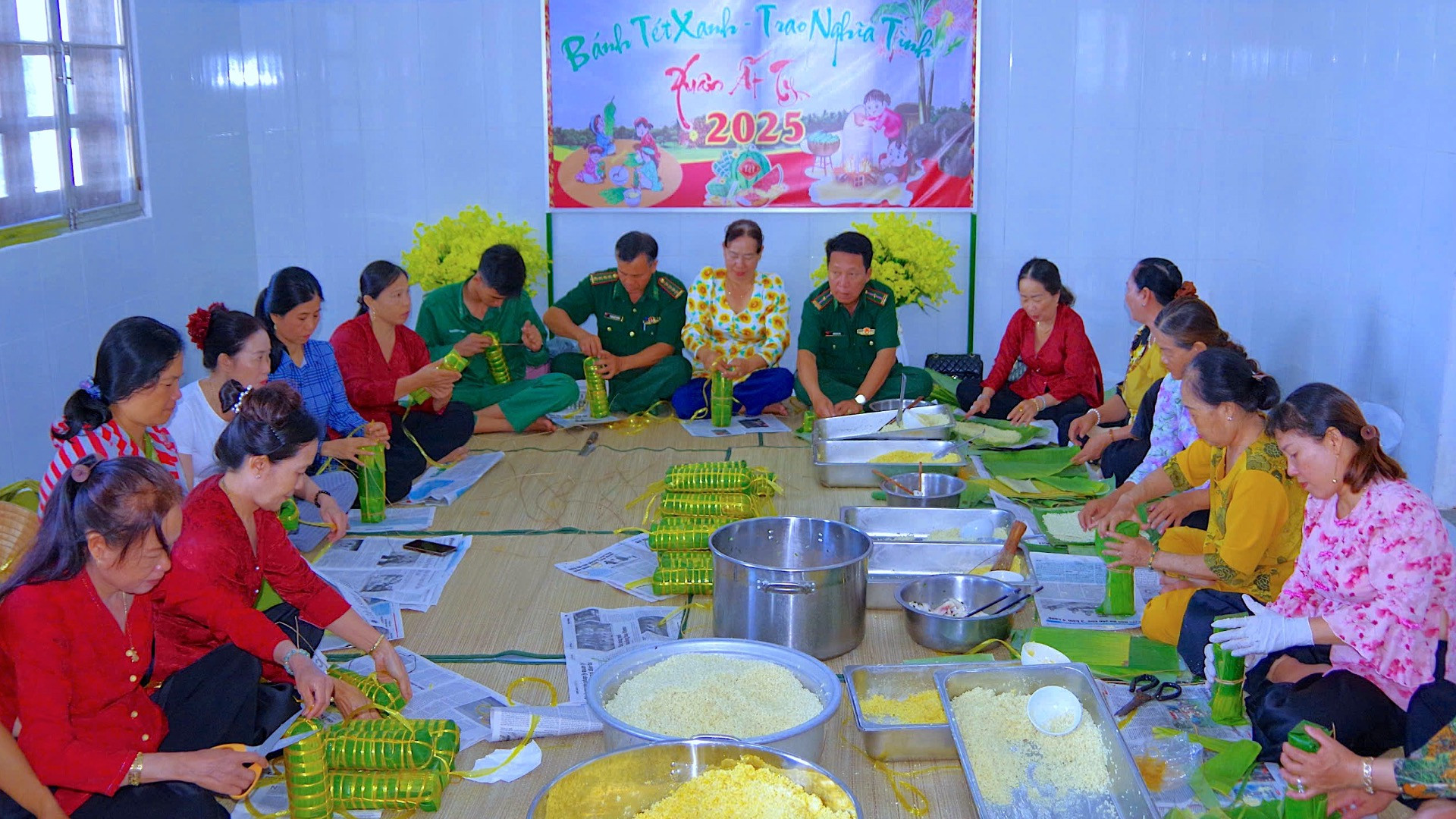 Chiến sĩ “quân hàm xanh” và Hội Phụ nữ xã Tân Tiến gói bánh tét tặng cho người nghèo tại địa bàn đóng quân. Chiến sĩ “quân hàm xanh” và Hội Phụ nữ xã Tân Tiến gói bánh tét tặng cho người nghèo tại địa bàn đóng quân.