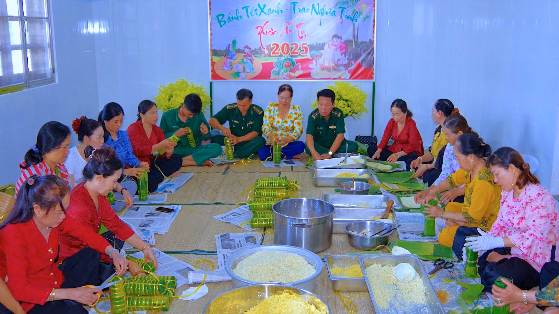 Chiến sĩ “quân hàm xanh” và Hội Phụ nữ xã Tân Tiến gói bánh tét tặng cho người nghèo tại địa bàn đóng quân.