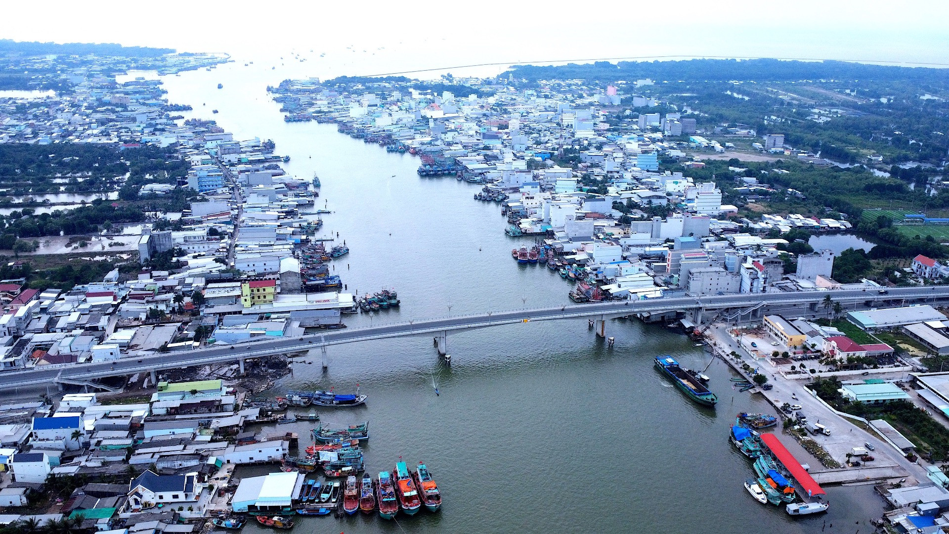 Nghinh Ông diễn ra thường niên tại miền biển Sông Đốc, đến nay tròn 100 năm. Đây cũng là thị trấn biển lớn và sầm uất nhất của tỉnh Cà Mau.