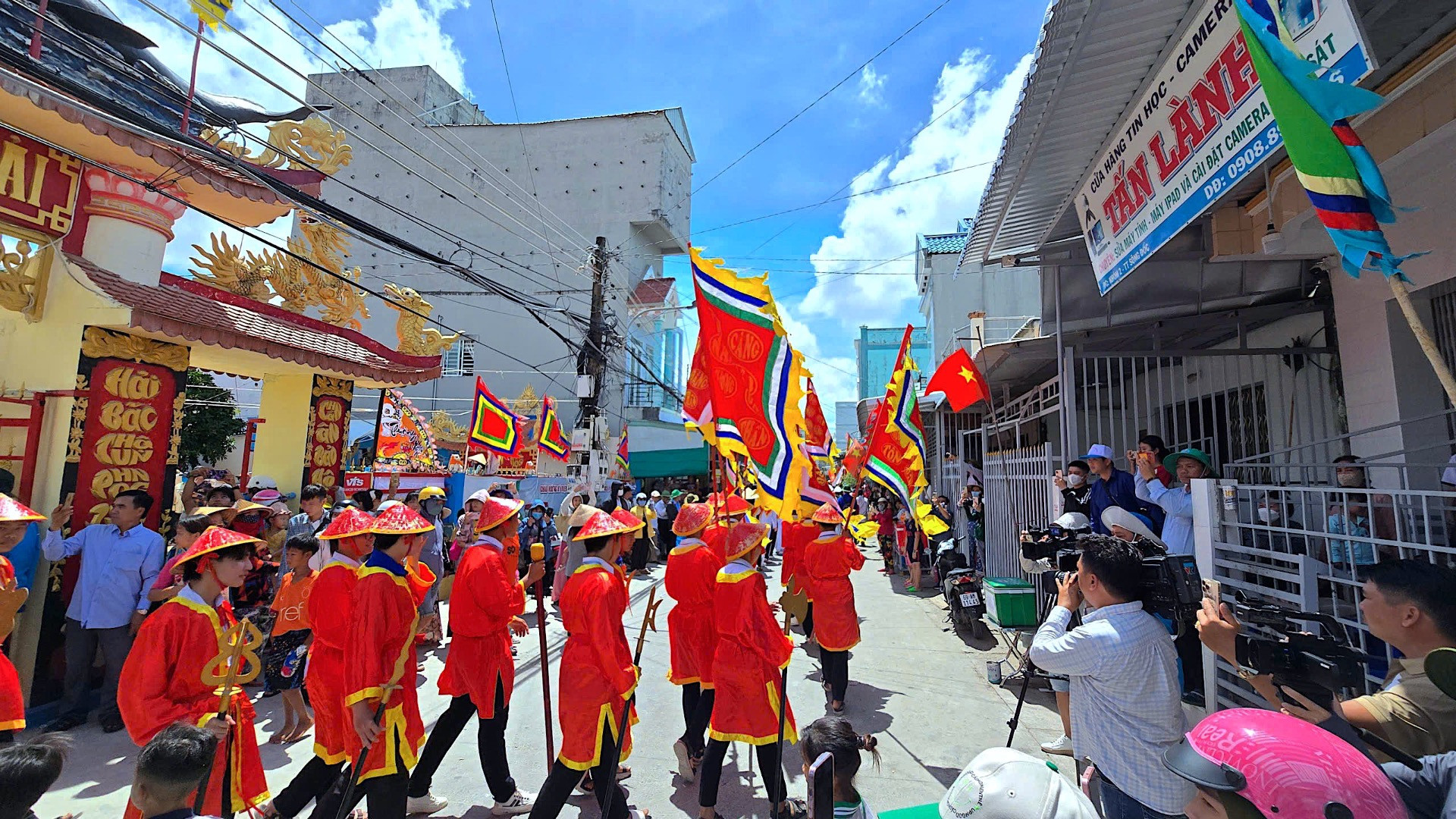 Nghi thức rước Long Đình từ Vạn Lăng Ông Nam Hải ra cảng cá Sông Đốc, trước khi tàu ra biển Nghinh Ông.