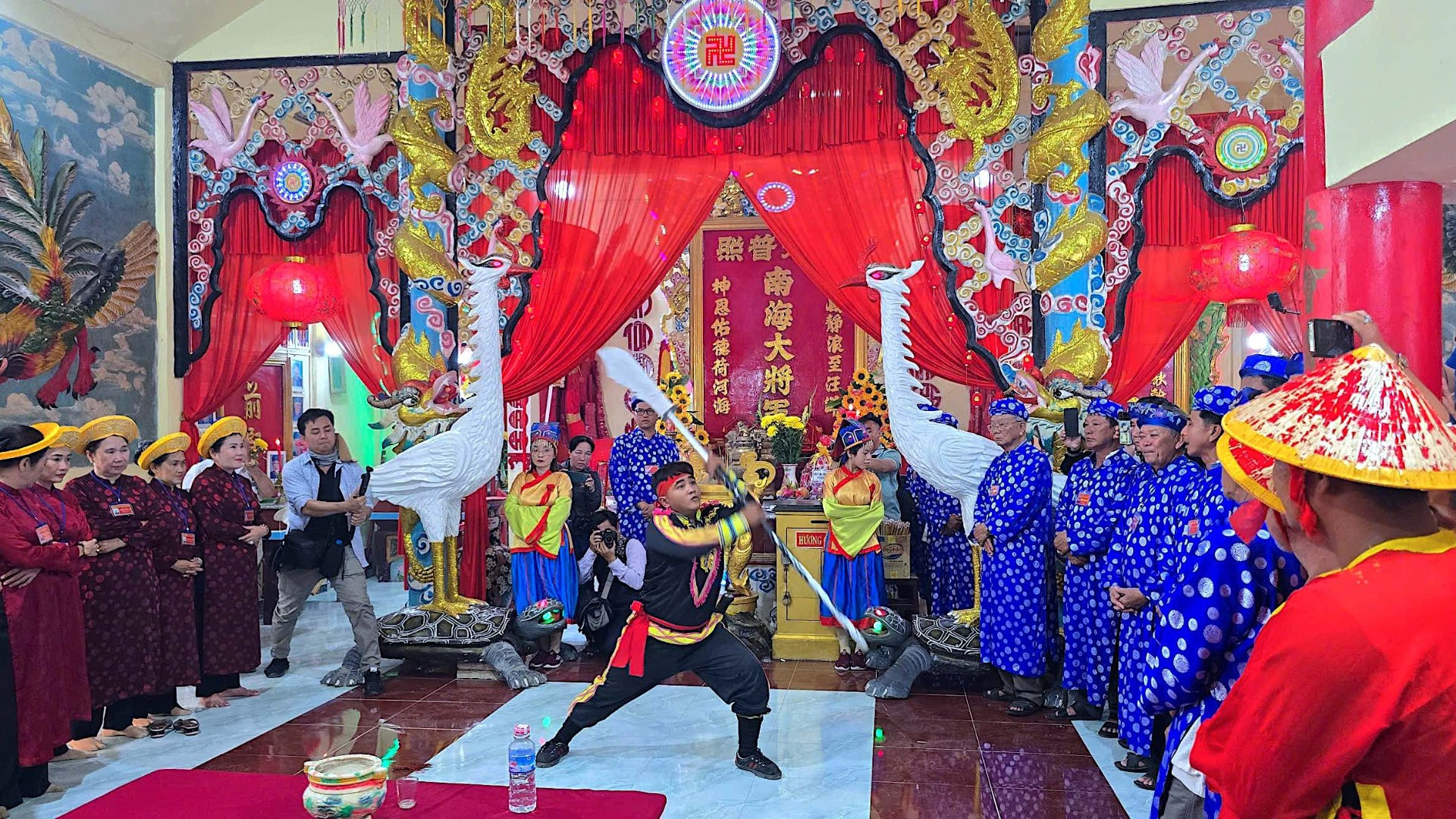 Nghi thức cúng lễ trước khi rước Ông tại Vạn Lăng Ông Nam Hải, thị trấn Sông Đốc.